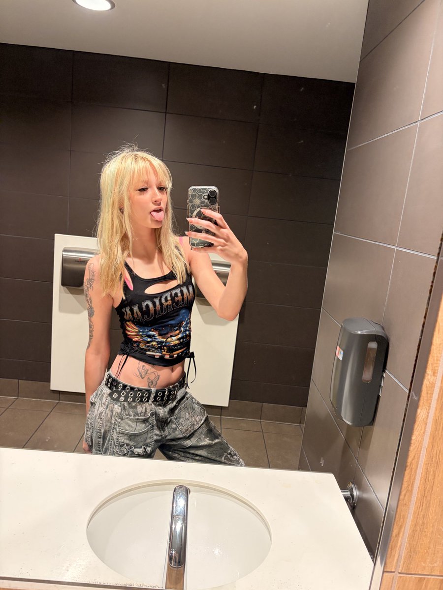marlowefiles's tweet photo. id love some fingers in my mouth rn 👅 https://t.co/hu95tXN3lx