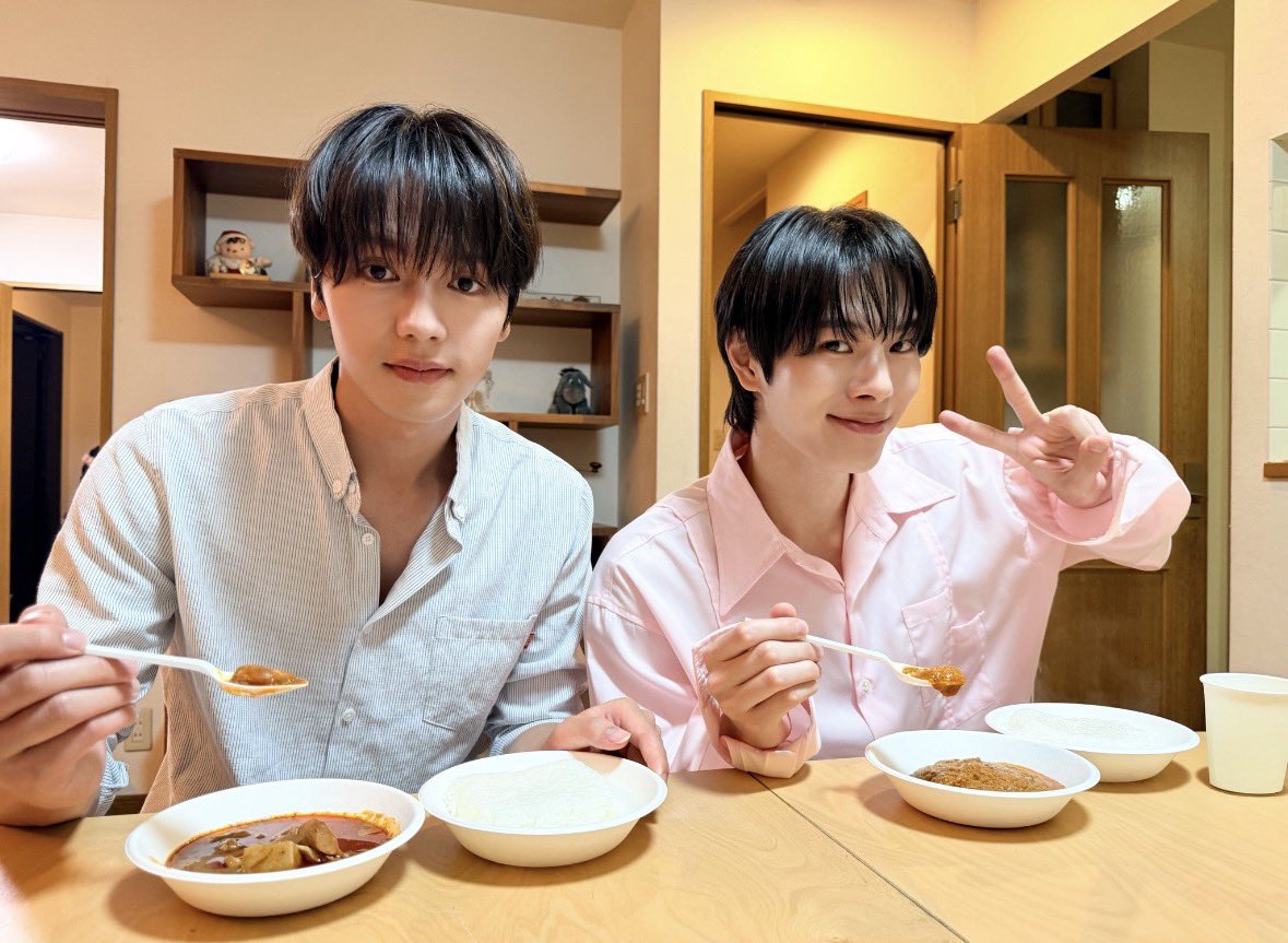 ayyyu0801's tweet photo. これって2人ともパジャマ…?? https://t.co/bc62A4CKUq