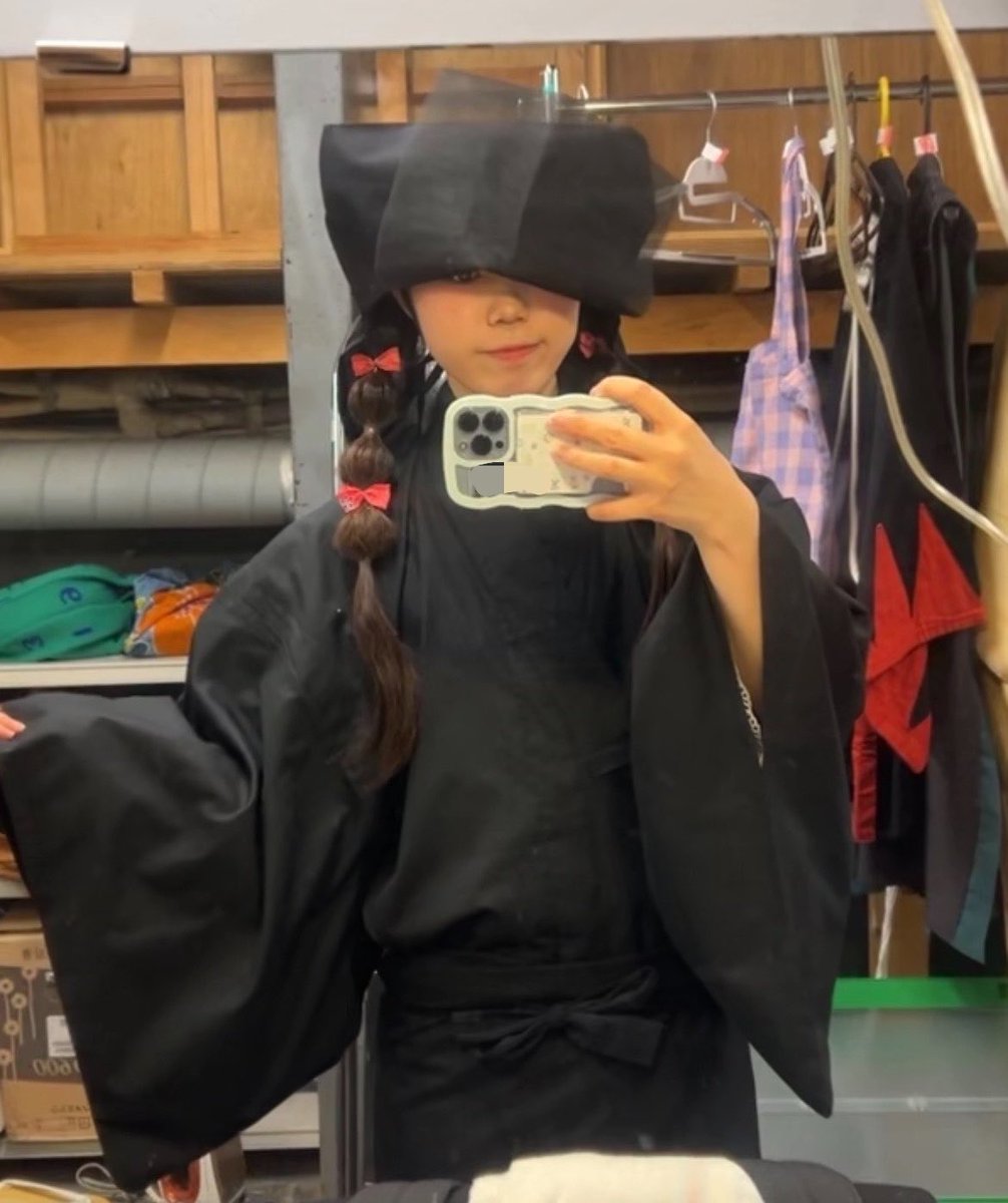 1109_kanon's tweet photo. 『長雨と伽藍』幕が上がりました！

明日の夜公演は、ついにB班初日です！✨️
ワクワクとドキドキでいっぱい、、、
お客様のいる空間で、思いっきり楽しみたいと思います！！

A班では開場中はグッズ売り場で、
上演中は黒子になってます🐈‍⬛🪄

劇場でお待ちしております🌼🍡

 #ながらん https://t.co/GIjBrBhFf6