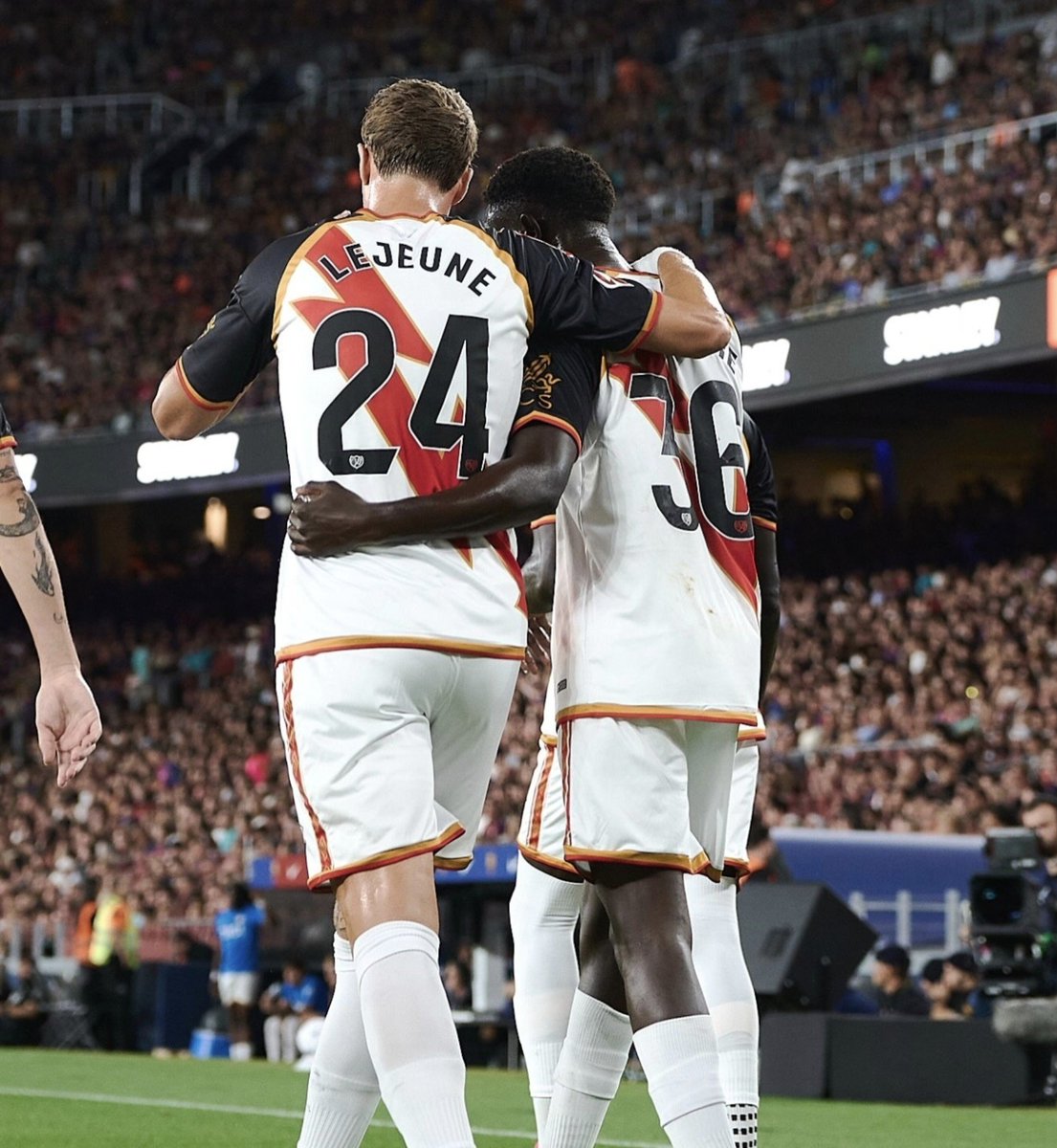 AmaroJonay's tweet photo. 💭 Florian Lejeune fue una de las mejores noticias en clave Rayo Vallecano 2026.

✍️ Renovado en mayo, ya ha empezado a hacer de profesor y guía.

🫂 Esta foto con Gnangoro Bouaré es el ejemplo de todo lo que aporta en el vestuario el mejor DFC de la historia del Rayo Vallecano. https://t.co/qotkrjvVVJ