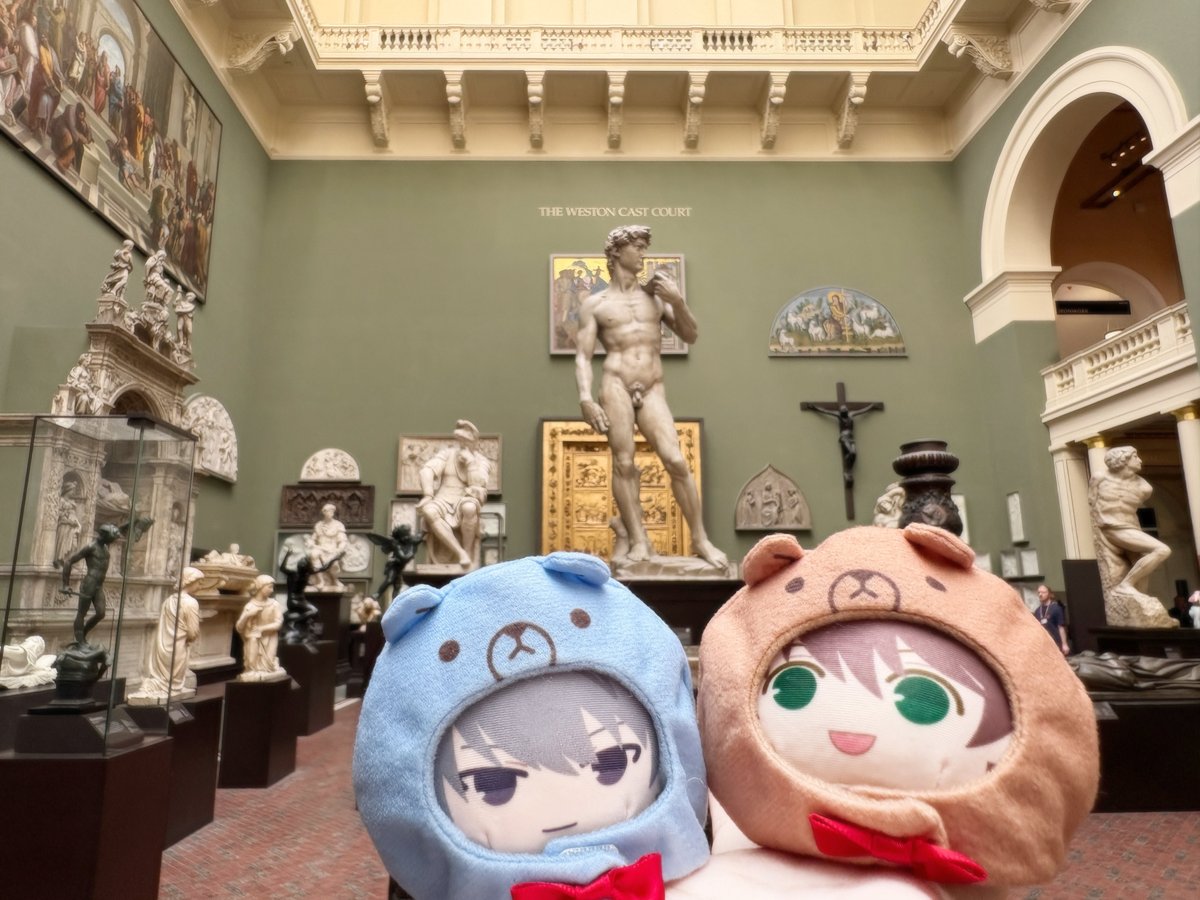 nono_mocha's tweet photo. 呑気にイギリスへ行っていたので発売日ダッシュを逃しました😭🇬🇧
ダビデ像を見てウサギさんのようだ！となったり街中クマだらけで感動したりしました

私のエメと31巻はまだ出荷作業中なのでTLを薄目に見ては悶え苦しんでます、週末にいっきに遡りたい〜〜 https://t.co/vogNVzpLGh