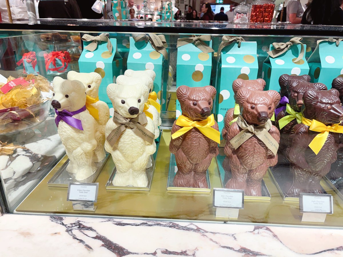 nono_mocha's tweet photo. 呑気にイギリスへ行っていたので発売日ダッシュを逃しました😭🇬🇧
ダビデ像を見てウサギさんのようだ！となったり街中クマだらけで感動したりしました

私のエメと31巻はまだ出荷作業中なのでTLを薄目に見ては悶え苦しんでます、週末にいっきに遡りたい〜〜 https://t.co/vogNVzpLGh