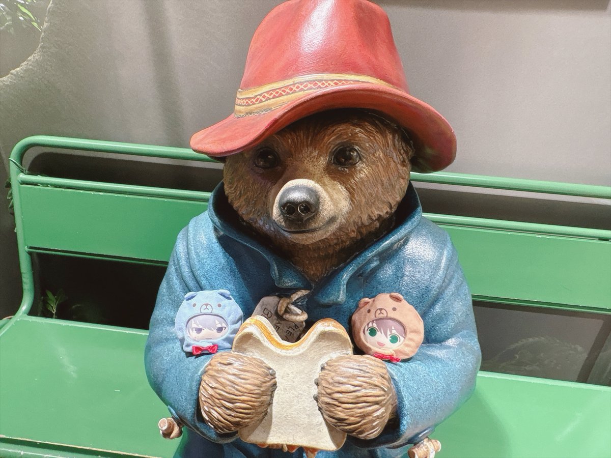 nono_mocha's tweet photo. 呑気にイギリスへ行っていたので発売日ダッシュを逃しました😭🇬🇧
ダビデ像を見てウサギさんのようだ！となったり街中クマだらけで感動したりしました

私のエメと31巻はまだ出荷作業中なのでTLを薄目に見ては悶え苦しんでます、週末にいっきに遡りたい〜〜 https://t.co/vogNVzpLGh
