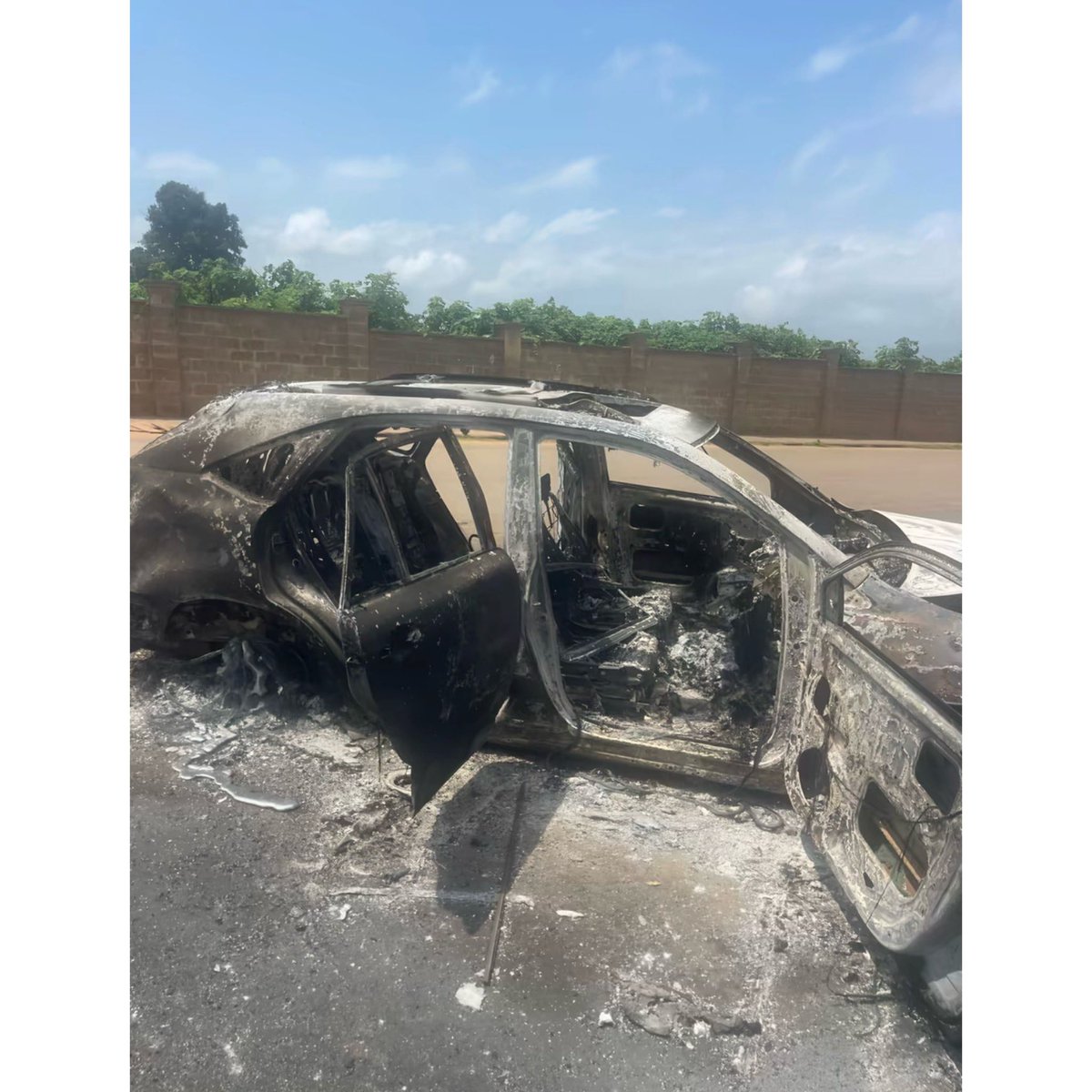 instablog9ja's tweet photo. Angry Mob k#ll boy After Accusing Him Of Being A ‘Yahoo Boy’ because his car hit Someone In Ibadan

A young man identified as Oderinde Saheed, popularly known as “Seedorf,” was reportedly be@ten and set abl@ze by an angry mob following a road accident in the Ajia area of Ona-Ara Local Government Area, Ibadan, Oyo State.

The incident reportedly occurred on August 25, 2026, after Saheed was driving when he was involved in an accident and allegedly hit a pedestrian.

Following the accident, witnesses and other people who gathered at the scene reportedly accused Saheed of being a “Yahoo Boy” and took the law into their own hands. The mob allegedly subjected him to a brutal a+sault before setting him and his vehicle ablaze.

Saheed reportedly d+ed at the scene as a result of the att@ck.

His younger brother, who was reportedly in the vehicle with him at the time of the incident, was also brutally a+saulted by the mob. He reportedly sustained critical inj¥ries and remains hospitalised, where he is said to be f+ghting for his life.

Calls have also been made for the Nigeria Police Force and other relevant authorities to conduct a thorough and transparent investigation, ensure that anyone found responsible is brought to justice, and take urgent measures to prevent similar incidents from occurring again.