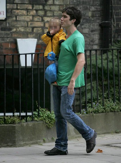 bellewallis13's tweet photo. Cillian Murphy goes out with his son to the buy some groceries,  London, England https://t.co/4G9WelRy0w