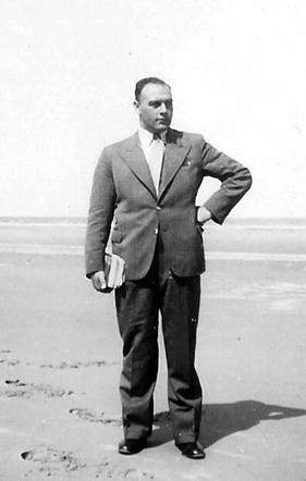 AuschwitzMuseum's tweet photo. 2 September 1906 | A Dutch Jew, Salomon Munnikendam, was born in Amsterdam.

In #Auschwitz from 14 December 1942.
No. Unknown.
He perished in the camp on 23 February 1943. https://t.co/NvEhXtkYBH