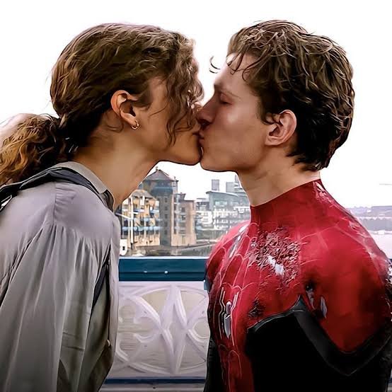 BoinkBuzz's tweet photo. 🚨 𝗥𝗨𝗠𝗢𝗥 - ‘SPIDER-MAN: BRAND NEW DAY’ is the END of Peter Parker(Tom Holland) and MJ’s (Zendaya) relationship

Insider Reports &amp; Industry Scoopers suggest that Marvel/Sony may pair Peter Parker &amp; Sadie Sink’s Jean Grey romantically in Spider-Man 5 or a future X-Men Project https://t.co/za1539YOVv
