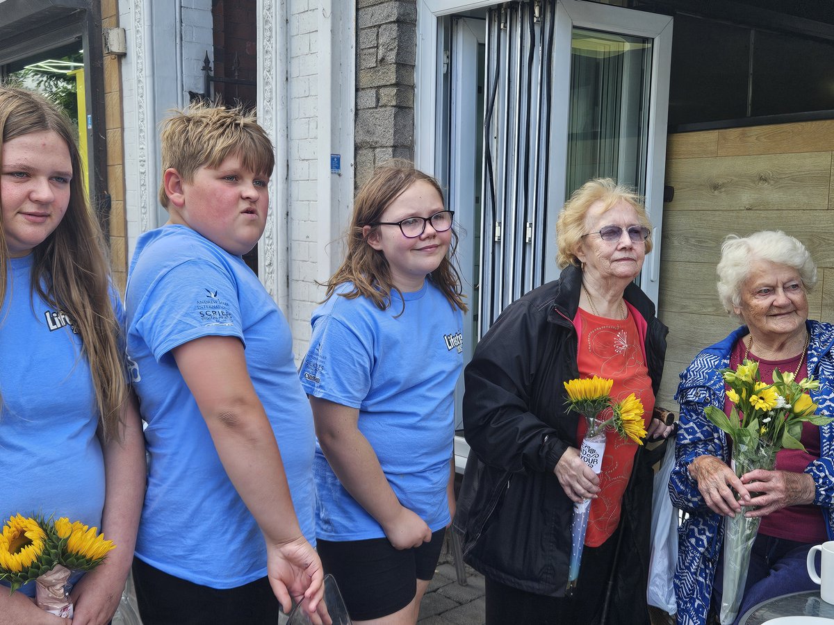 HP_LifestyleYET's tweet photo. 🥰 The Helpers have been brightening up Goole 🌟
They have been handing out flowers to the public with positivity quotes and visiting care homes to spread some joy in their community🌻
#Lifestyle 2026 #HumbersidePolice #MakeADifference #SummerFun https://t.co/OysvKXQr9Z