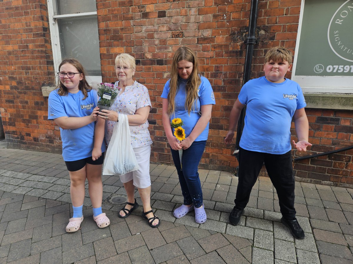 HP_LifestyleYET's tweet photo. 🥰 The Helpers have been brightening up Goole 🌟
They have been handing out flowers to the public with positivity quotes and visiting care homes to spread some joy in their community🌻
#Lifestyle 2026 #HumbersidePolice #MakeADifference #SummerFun https://t.co/OysvKXQr9Z