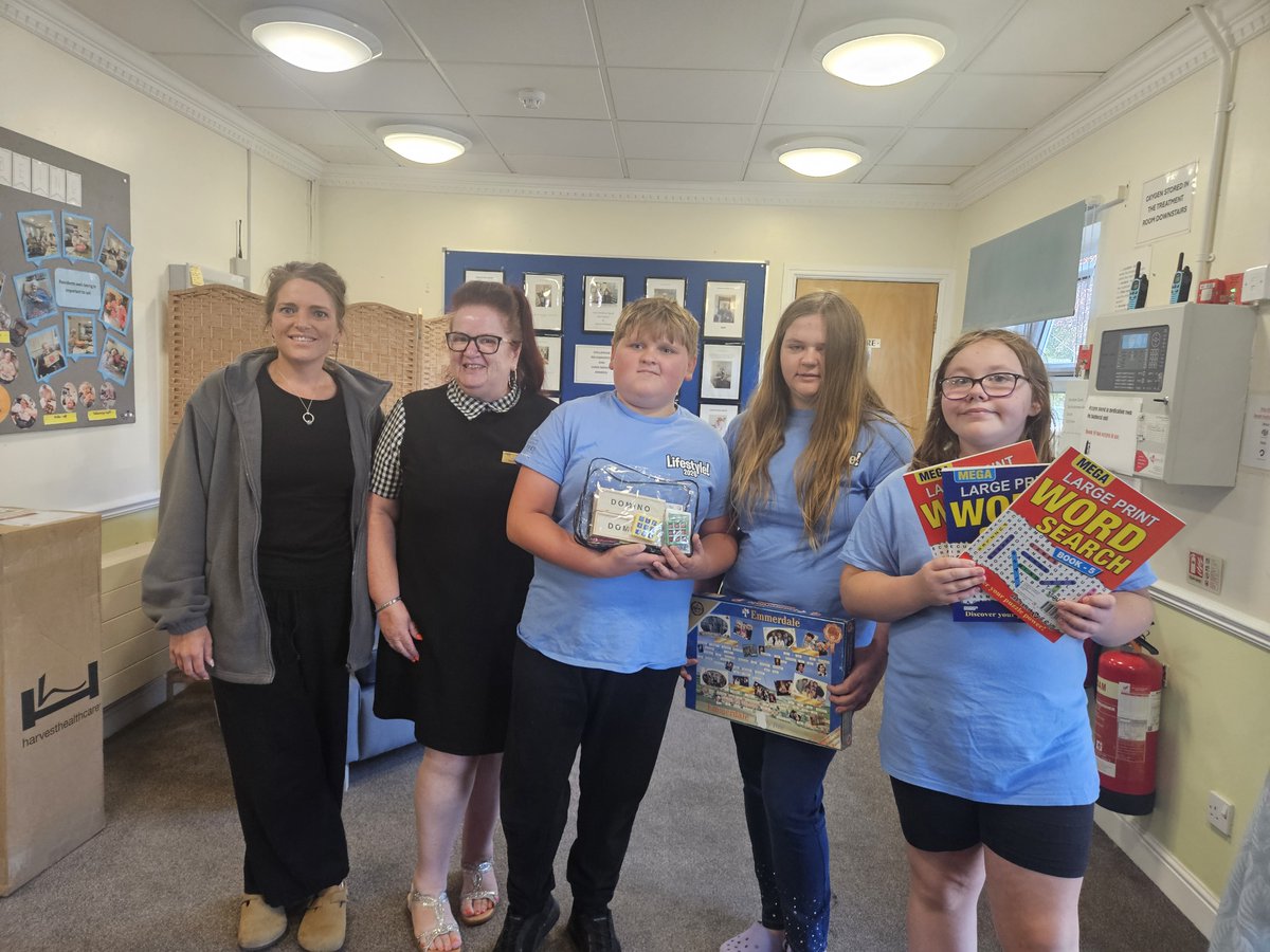 HP_LifestyleYET's tweet photo. 🥰 The Helpers have been brightening up Goole 🌟
They have been handing out flowers to the public with positivity quotes and visiting care homes to spread some joy in their community🌻
#Lifestyle 2026 #HumbersidePolice #MakeADifference #SummerFun https://t.co/OysvKXQr9Z