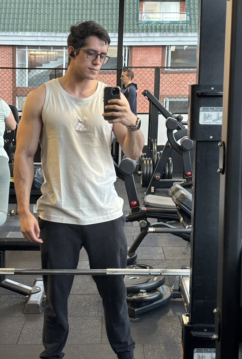 PabloMoreno151's tweet photo. Estrenando outfit de gym 😎 https://t.co/YCFiIRgBlY