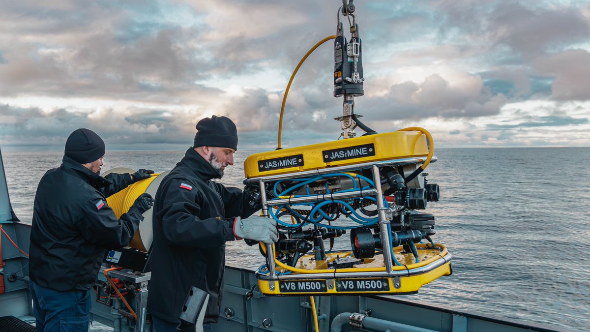 NATO_MARCOM's tweet photo. 🌊During #NorthernViking26, 🇵🇱ORP Mewa’s underwater vehicle team used the ROV V8 M500 alongside EOD divers to conduct underwater identification missions in Faxaflói Bay, Iceland.
Technology and expertise working together. ⚓ https://t.co/IHPnNbMw40