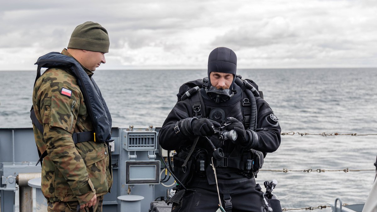 NATO_MARCOM's tweet photo. 🌊During #NorthernViking26, 🇵🇱ORP Mewa’s underwater vehicle team used the ROV V8 M500 alongside EOD divers to conduct underwater identification missions in Faxaflói Bay, Iceland.
Technology and expertise working together. ⚓ https://t.co/IHPnNbMw40