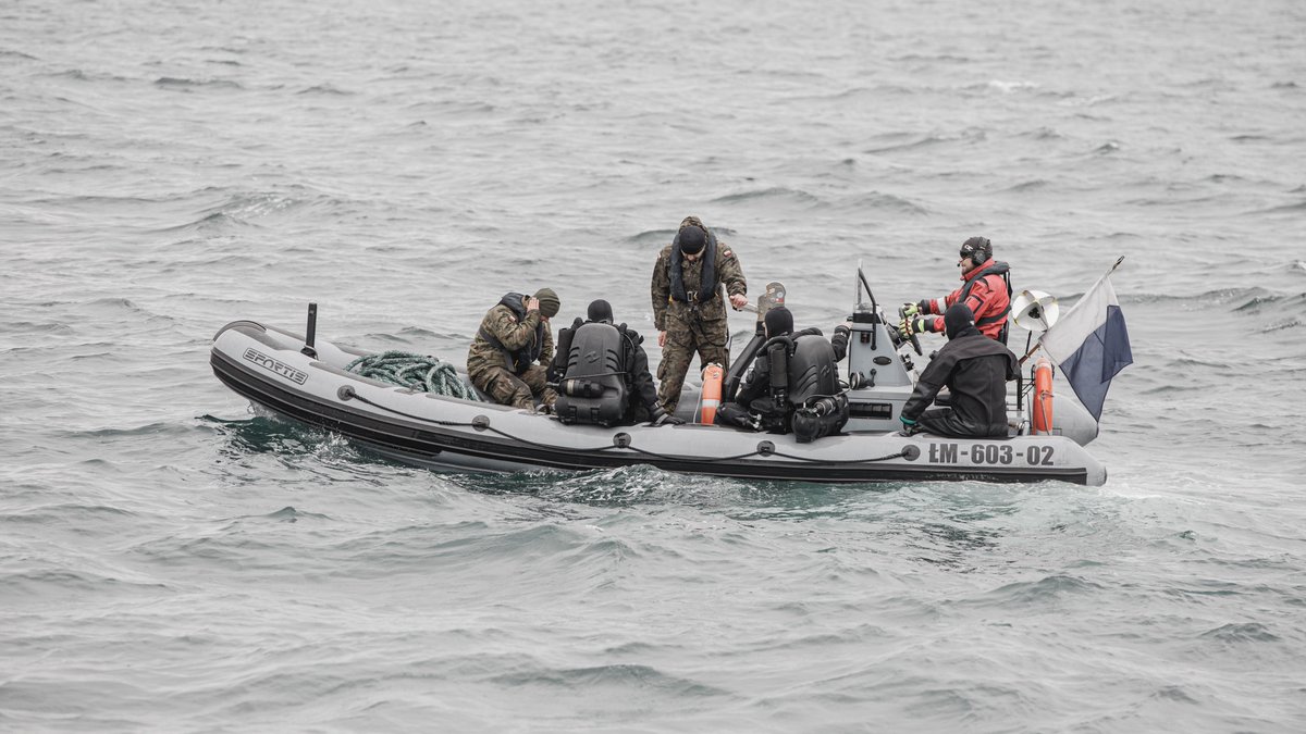 NATO_MARCOM's tweet photo. 🌊During #NorthernViking26, 🇵🇱ORP Mewa’s underwater vehicle team used the ROV V8 M500 alongside EOD divers to conduct underwater identification missions in Faxaflói Bay, Iceland.
Technology and expertise working together. ⚓ https://t.co/IHPnNbMw40