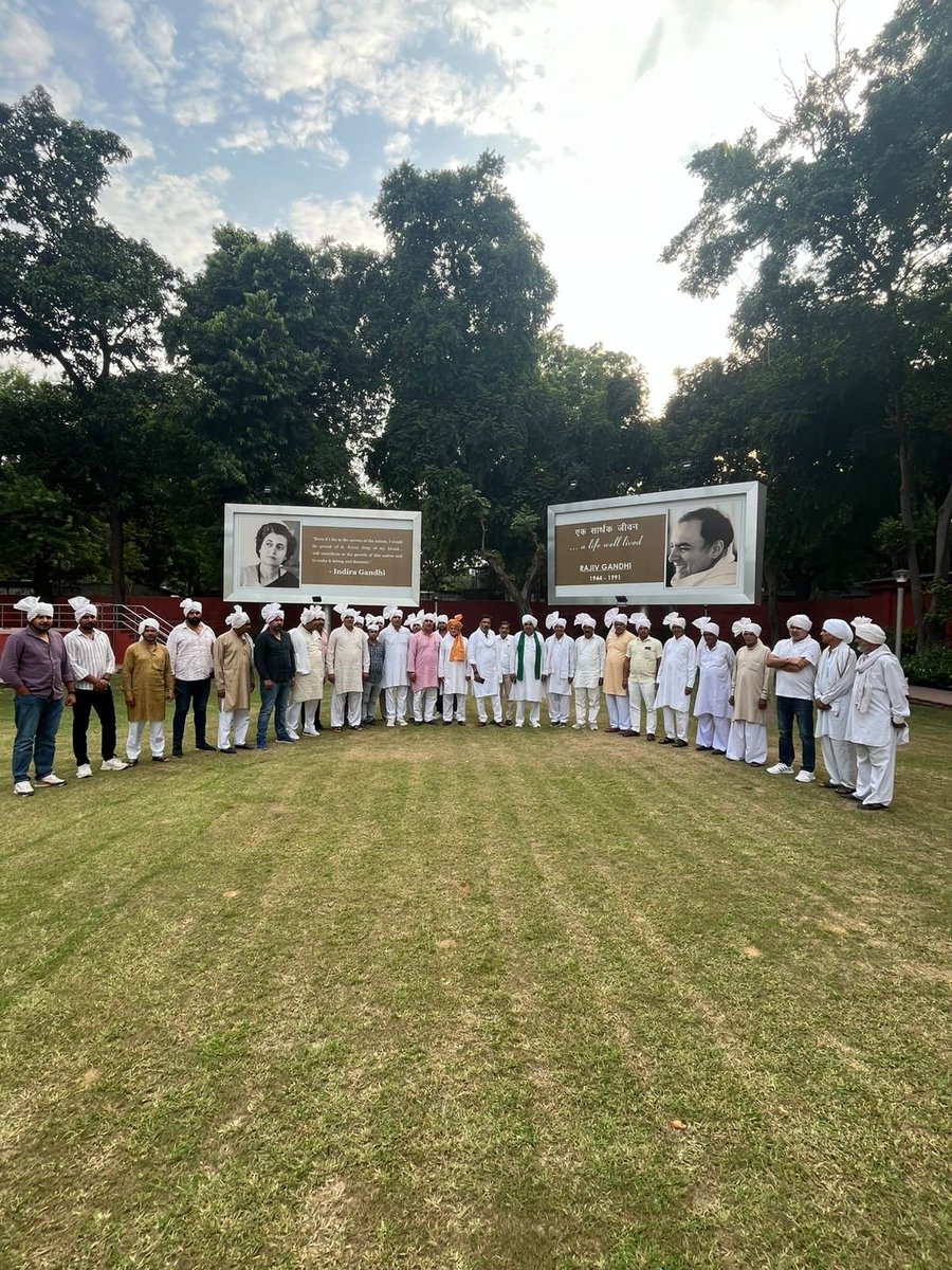 ShuklaAkhilesh_'s tweet photo. 🌾 किसान अधिकार यात्रा की तैयारियों को लेकर मुजफ्फरनगर के किसानों के साथ महत्वपूर्ण बैठक।

आगामी 7 सितम्बर को आयोजित होने वाली किसान अधिकार यात्रा को सफल बनाने के लिए आज मुजफ्फरनगर जिले के किसान भाइयों के साथ विस्तृत चर्चा एवं बैठक की गई।

बैठक में किसानों की समस्याओं, उनके अधिकारों तथा किसान हितों से जुड़े मुद्दों पर विचार-विमर्श किया गया। किसानों के सम्मान, अधिकार और न्याय की लड़ाई को मजबूती से आगे बढ़ाने के लिए सभी किसानों से अधिक से अधिक संख्या में किसान अधिकार यात्रा से जुड़ने की अपील की गई।

��िसान की आवाज़, किसान का अधिकार — अब होगा निर्णायक संघर्ष! ✊🌾

#KisanAdhikarYatra #KisanCongress #Muzaffarnagar #KisanAdhikar #FarmersRights #Congress