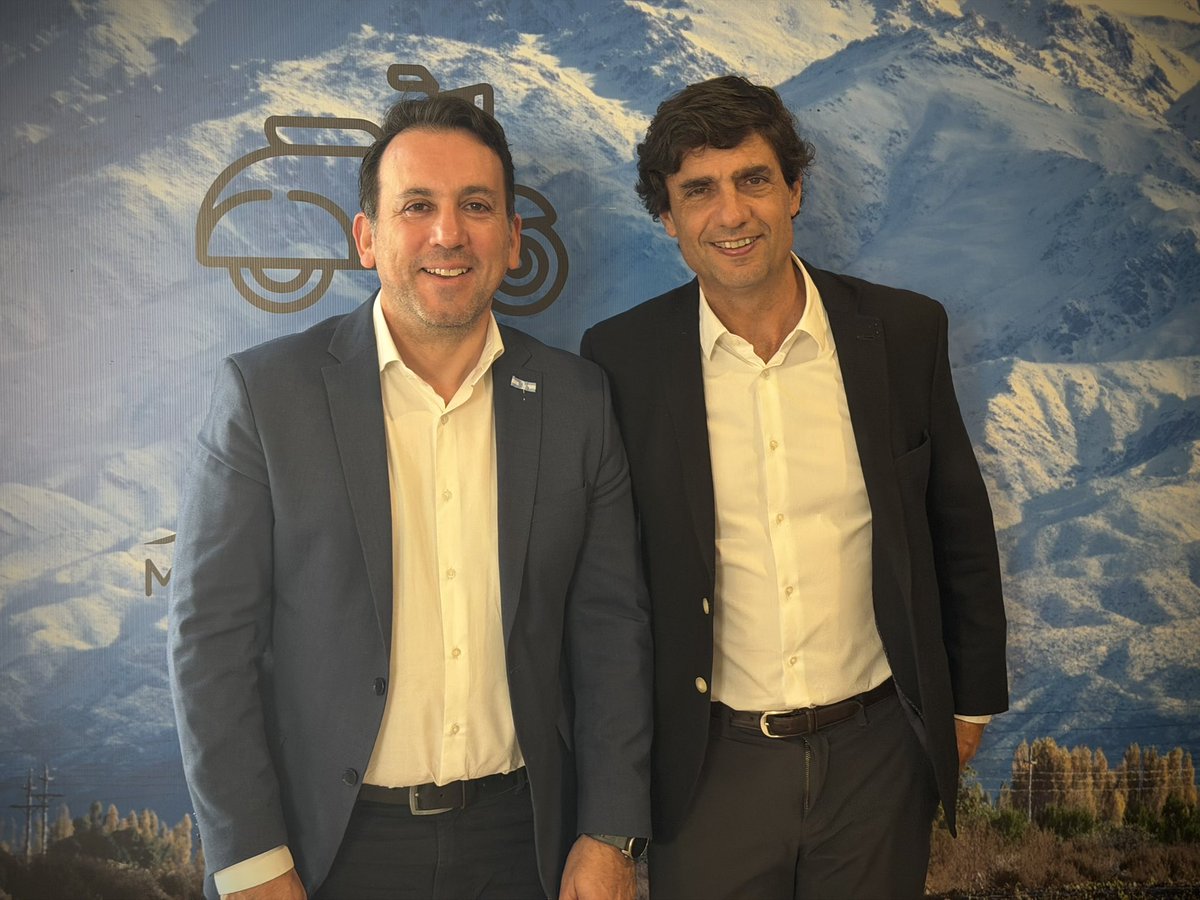 TadeoGZ's tweet photo. En su visita por Mendoza, analizamos con @hernanlacunza la realidad económica y social del país y de la provincia.

Hablamos sobre los desafíos que tenemos por delante y sobre algo que para mí es central, cómo hacemos para que el esfuerzo de los mendocinos se traduzca en progreso.