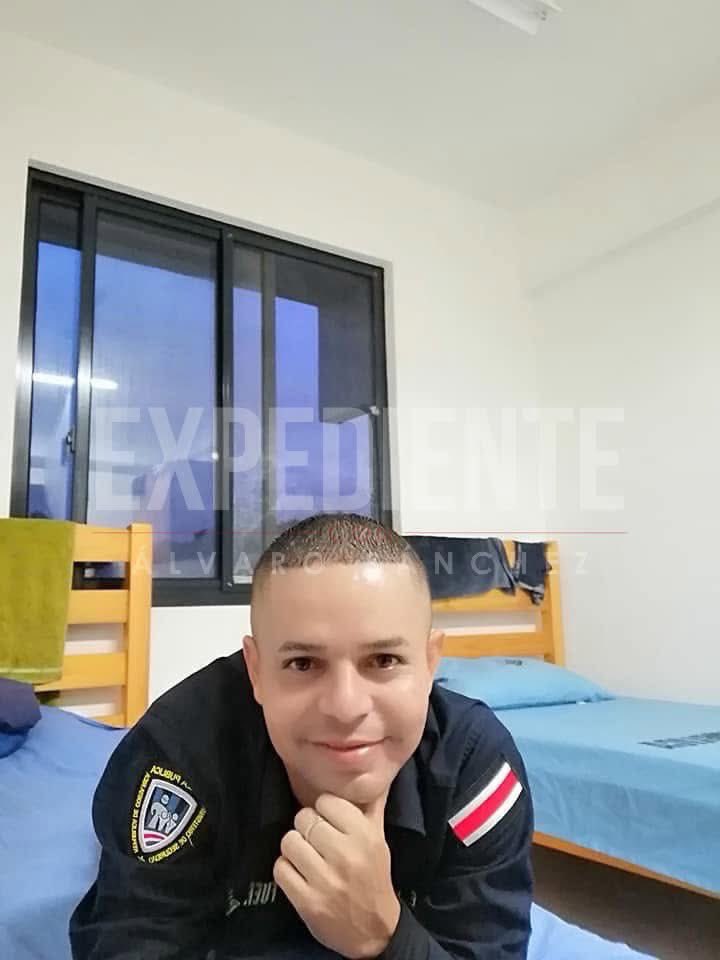 unpoliciadecr's tweet photo. Estos son los 2 policías: ella de OIJ y el de FP, entre otros detenidos por colaborar a alias “Diablo”. 
Nos duele que manchen una institución, pero al mismo tiempo es bueno hacerle saber a nuestros seguidores que se están sacando los corruptos. 
El uniforme no se mancha! 🇨🇷 https://t.co/vCxtIVNsDW