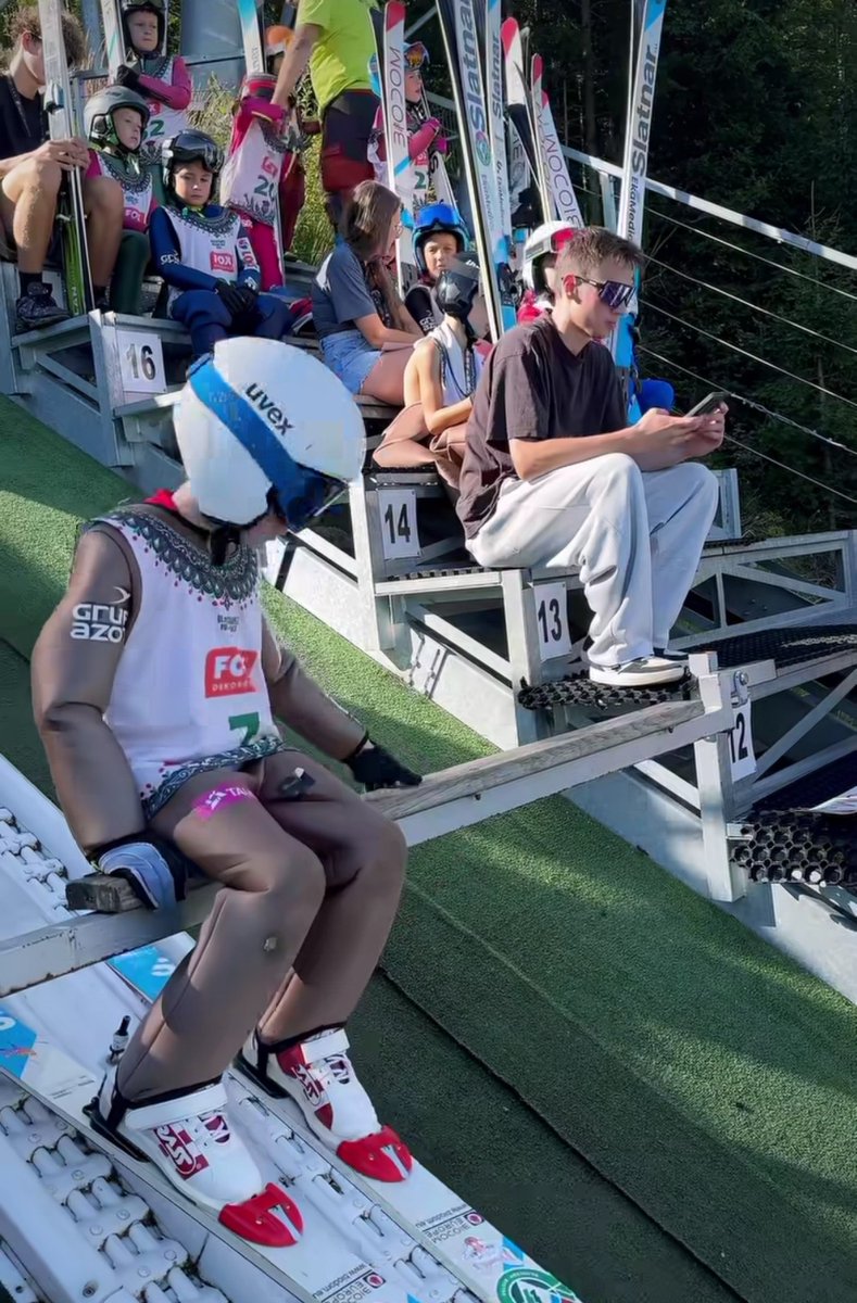 Filipzz_SkiJump's tweet photo. Kacper Tomasiak ze swoim bratem na skoczni!⛷️

Rocznik 2017🙌
#skijumpingfamily https://t.co/bZYdnyABAo
