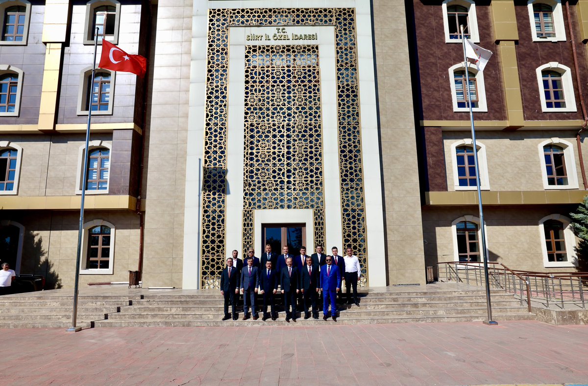 SiirtValiligi's tweet photo. Valimiz ve Belediye Başkan V. Sayın @Dr_KemalKzlkaya, ilçe kaymakamlarımız ve İl Özel İdaresi Genel Sekreteri Hifzullah Canpolat ile birlikte, İl Genel Meclisi Başkanı Hasan Carlık’ı ziyaret etti.

Ziyarette; ilimiz genelinde yürütülen hizmet ve yatırımlar ile köylerimizin öncelikli ihtiyaçları değerlendirilerek, kırsal altyapının güçlendirilmesine yönelik çalışmalar istişare edildi.

#Siirt
#BirlikteGüçlüyüz 🇹🇷