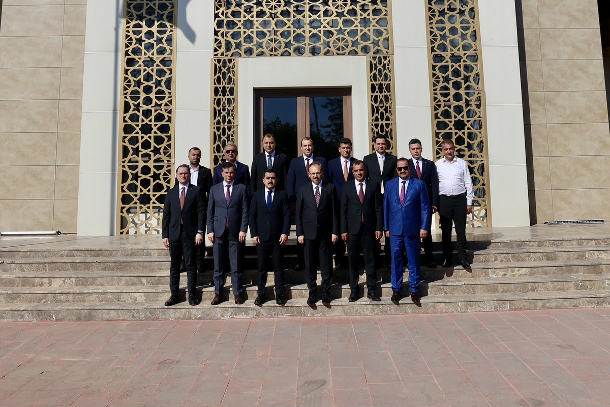 SiirtValiligi's tweet photo. Valimiz ve Belediye Başkan V. Sayın @Dr_KemalKzlkaya, ilçe kaymakamlarımız ve İl Özel İdaresi Genel Sekreteri Hifzullah Canpolat ile birlikte, İl Genel Meclisi Başkanı Hasan Carlık’ı ziyaret etti.

Ziyarette; ilimiz genelinde yürütülen hizmet ve yatırımlar ile köylerimizin öncelikli ihtiyaçları değerlendirilerek, kırsal altyapının güçlendirilmesine yönelik çalışmalar istişare edildi.

#Siirt
#BirlikteGüçlüyüz 🇹🇷