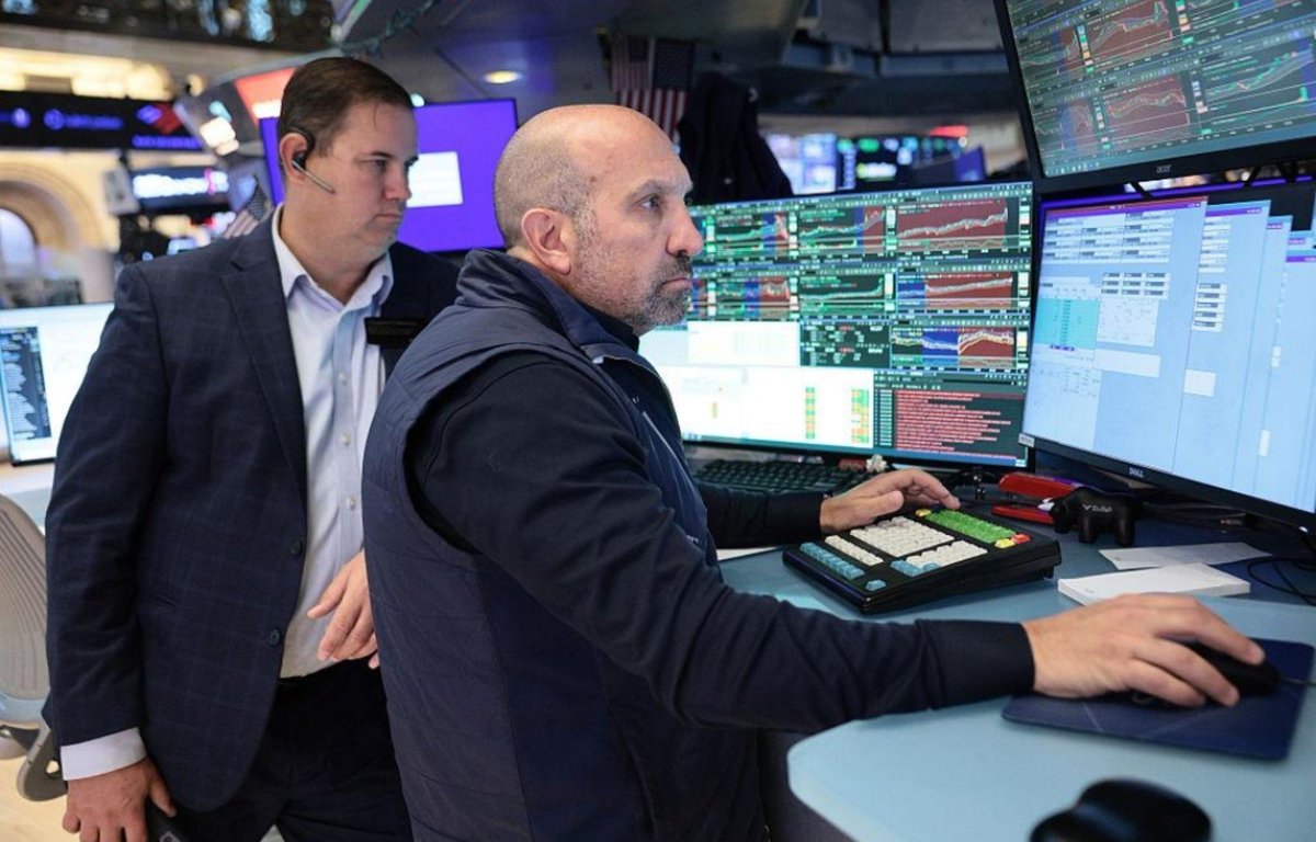 cosmosno1's tweet photo. ⚡ Update ตอนนี้ — 2 Sep 2026

ใช่ครับ Nasdaq rebound

🇺🇸 Wall Street: ล่าสุด Dow +0.47%, S&P 500 +0.11%, Nasdaq -0.06% ที่ประมาณ 26,085 จุด แต่ Nasdaq ฟื้นขึ้นมามากจากช่วงอ่อนตัวก่อนเปิดตลาด โดย Nvidia +1.2% และ Dell +6.7% ช่วยพยุง AI trade. 

📈 ตัวช่วยสำคัญคือ Yield หยุดพุ่ง: US10Y ลดลงประมาณ 2 bps หลังขึ้นไปสูงมากก่อนหน้า แม้ยังอยู่ใกล้ 4.8% ซึ่งเป็นระดับสูงสุดตั้งแต่ต้นปี 2025. 

🛢️ Oil ก็ย่อ: Brent เคยพุ่งถึง $97.04 แต่ล่าสุดถอยลงมาแถว $94.22 หลังมีข้อมูลว่าน้ำมันมากกว่า 17 ล้านบาร์เรลยังผ่าน Hormuz ได้ในวันจันทร์. 

ดังนั้นภาพคืนนี้คือ

Oil ↓ + Yield ↓ → Nasdaq rebound

แต่ผมยังไม่เรียกว่า Risk-on เต็มตัว เพราะตลาดยังให้โอกาส Fed ขึ้นดอกเบี้ยเดือน ก.ย. ประมาณ 66% และ US10Y ยังเกือบ 4.8%. 

🇻🇳 พรุ่งนี้สำคัญ

Vietnam หยุดตั้งแต่ 31 ส.ค.–2 ก.ย. และจะ กลับมาเปิดพรุ่งนี้ 3 ก.ย. 

ผมอยากดูมากว่า หลังรับข่าวสะสม Fed hawkish + Yield 4.8% + Oil $94–97 แล้ว VN-Index ยังรักษา 1,820–1,800 ได้หรือไม่ เพราะเหลือไม่ถึง 3 สัปดาห์ก่อน FTSE upgrade เริ่มมีผล 21 ก.ย. โดยรอบแรกใส่น้ำหนัก 10%. 

ตอนนี้: 🤖 AI 🟢 | Nasdaq 🟡→🟢 | Oil 🟡🔴 | Yield 🔴 | Vietnam รอเปิด 🟢🟡

ถ้า Nasdaq พลิกเขียวพร้อม US10Y ลงต่อคืนนี้ ผมจะมอง rebound รอบนี้น่าเชื่อถือขึ้น นิดๆ