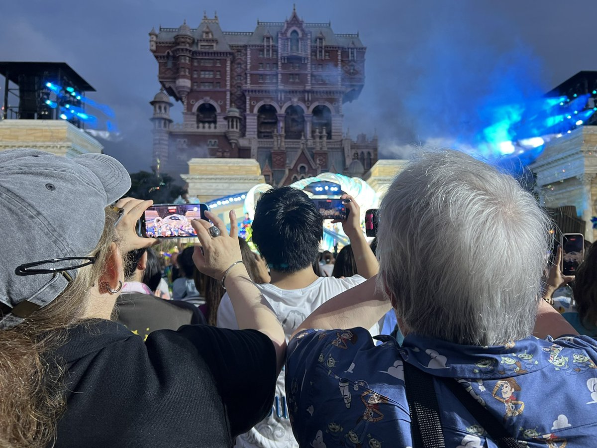 waldeshase's tweet photo. ディズニー公式さんに言いたいけど
課金してこの景色、流石に納得いかない…。

ジュビリーのショー楽しみにしてたのに、右も左も前も何も見えなかった。携帯と座高が高い人、帽子でダブルパンチ。こんなんで課金エリアなの本当に納得いかない。 https://t.co/Im0zA7khNU