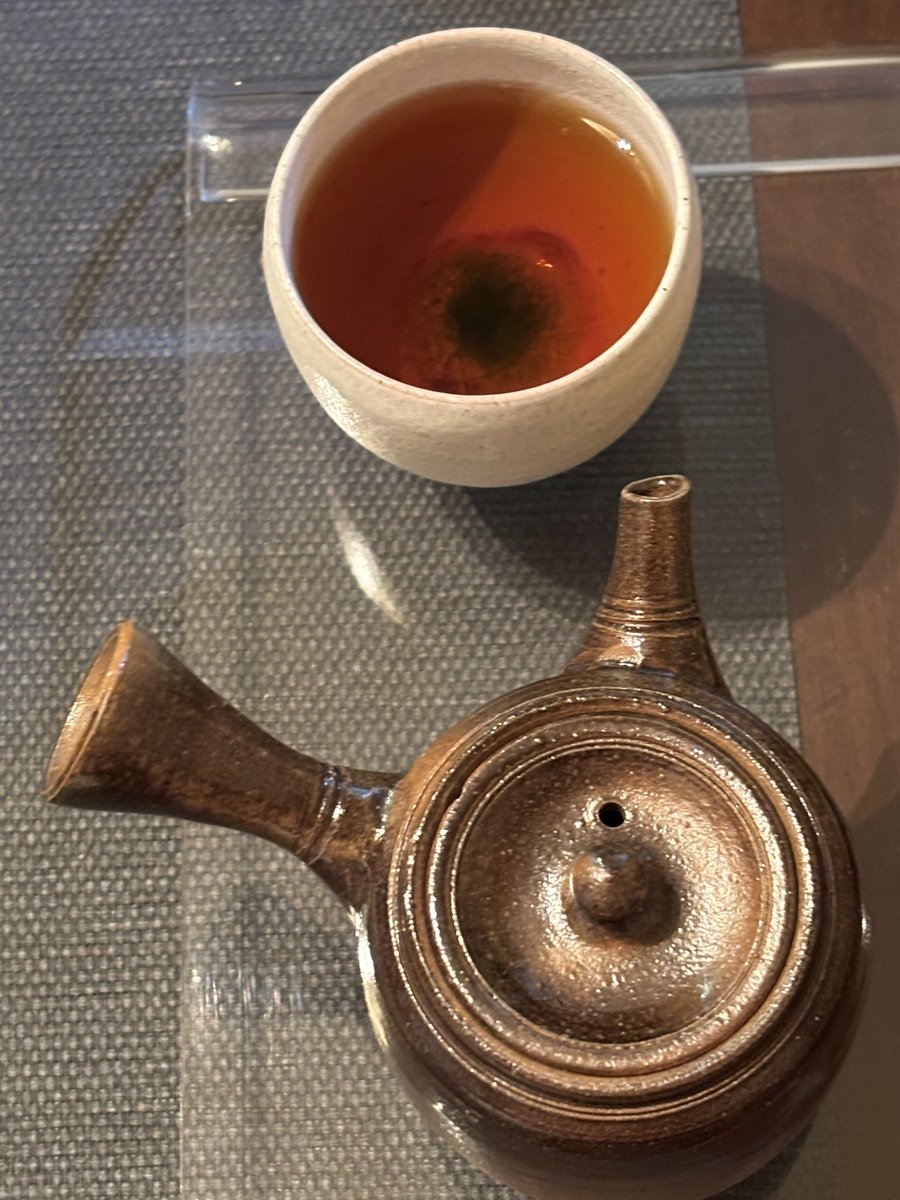 naluminnn's tweet photo. ✴︎繁田園さん　ほうじ茶　はんだかおり
　琥珀色の水色　さっぱりとした味わい　
　ほうじ茶もクランベリーと合いました、
✴︎谷川菁山さんと山田想さんの湯呑みで。谷川さんの色味も好みですが想さん外側は可愛いくて中身��ブルーにパープル　茶色🤎　好み過ぎる😊💜

#うっかりお茶好き
#茶好連 https://t.co/zTvqzPRHPg