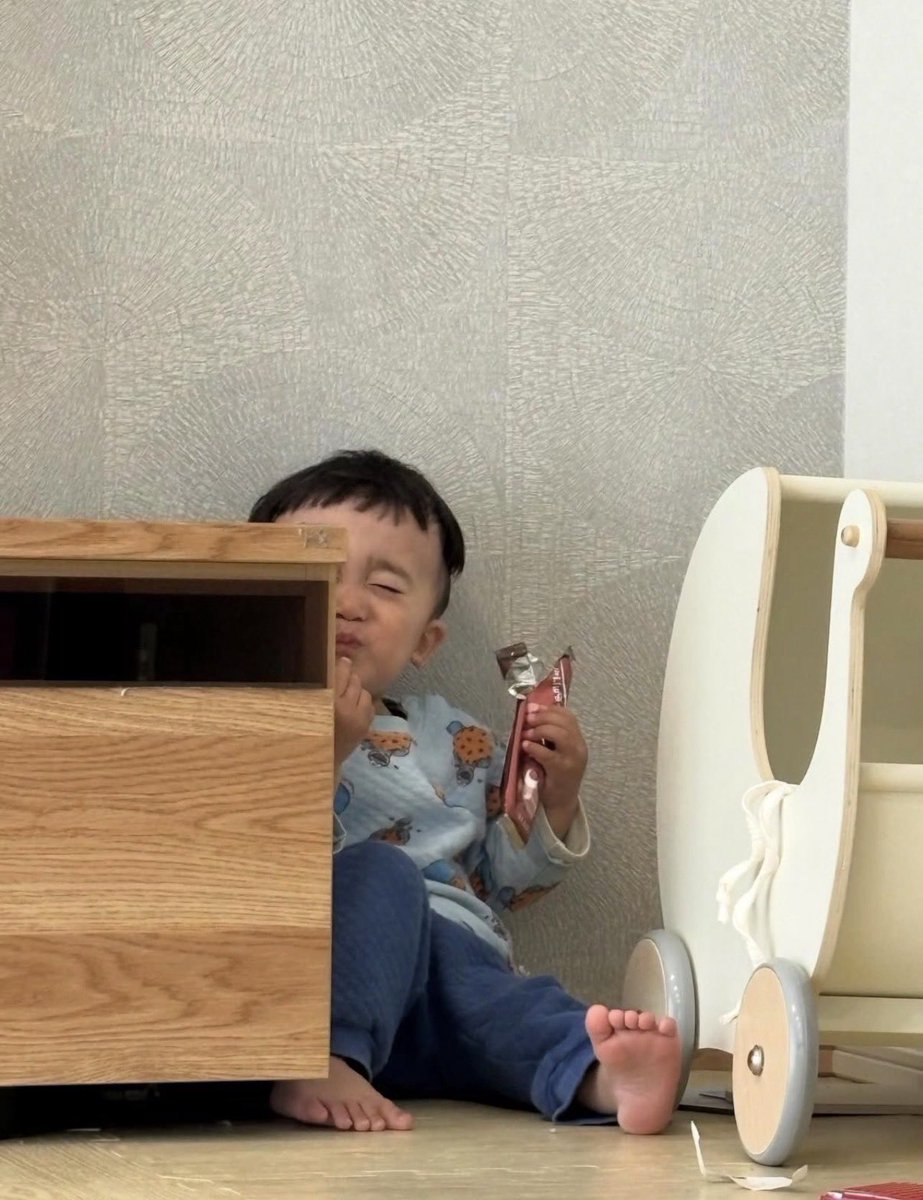 WindowTappcou0's tweet photo. 母のトッポを、隠れて幸せそうに食べてる息子（1歳10ヶ月）がかわいすぎる…笑

(隠れてるつもりだけど、丸見え😂) https://t.co/9GsS5LkKSp