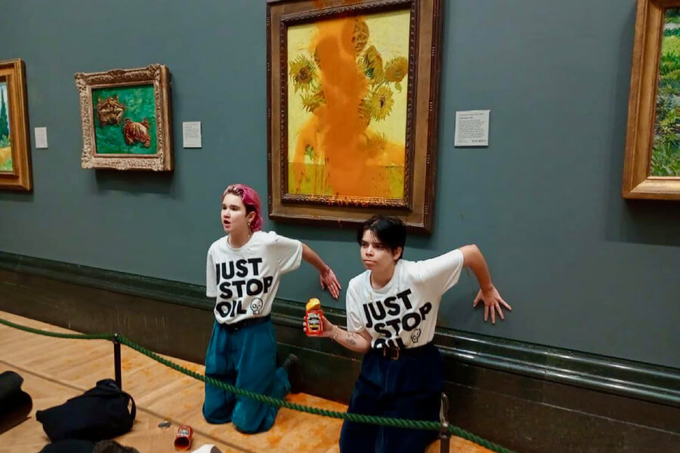 victorfyt's tweet photo. Las "activistas" del grupo de fracasados ambientalistas "Just Stop Oil", Phoebe Plummer y Anna Holland fueron condenadas a 2 años de prisión efectiva por tirar sopa enlatada sobre un cuadro de Van Gogh valuado en 90 millones de dólares.

¿Te parece justa la pena? https://t.co/LM49JRJZD2