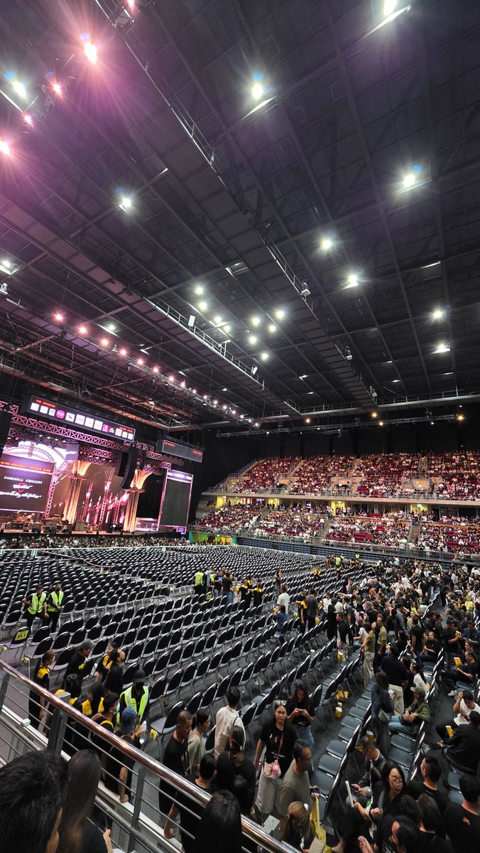 aruiSMVKmtrTjB6's tweet photo. อื้อหือ สุดมาก ฝ่ายเวทีห่วยมาก คอนพัง สงสารพี่ป้อมพี่โต๊ะ หน้าเครียดมาก พยายามจะร้องเพลงกล่อมแต่เค้าไม่ให้ร้อง

#อัสนีวสันต์
#FAREWELLCONCERTอัสนีวสันต์
#อยากจะย้ำชัดๆครั้งสุดท้าย https://t.co/sLyaBboyhd