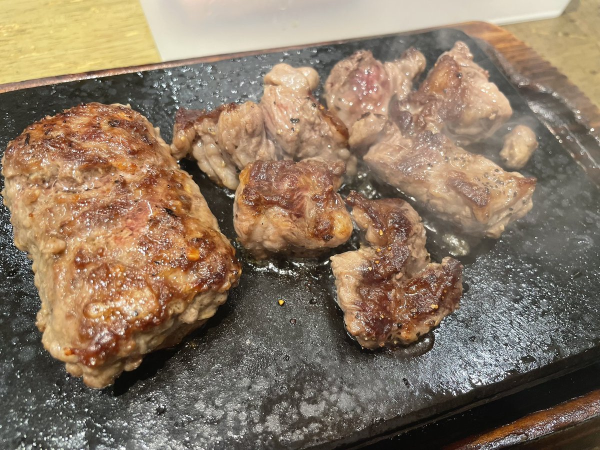 nagachaaa__'s tweet photo. やっぱりステーキにて https://t.co/kvK3Fmk7j0