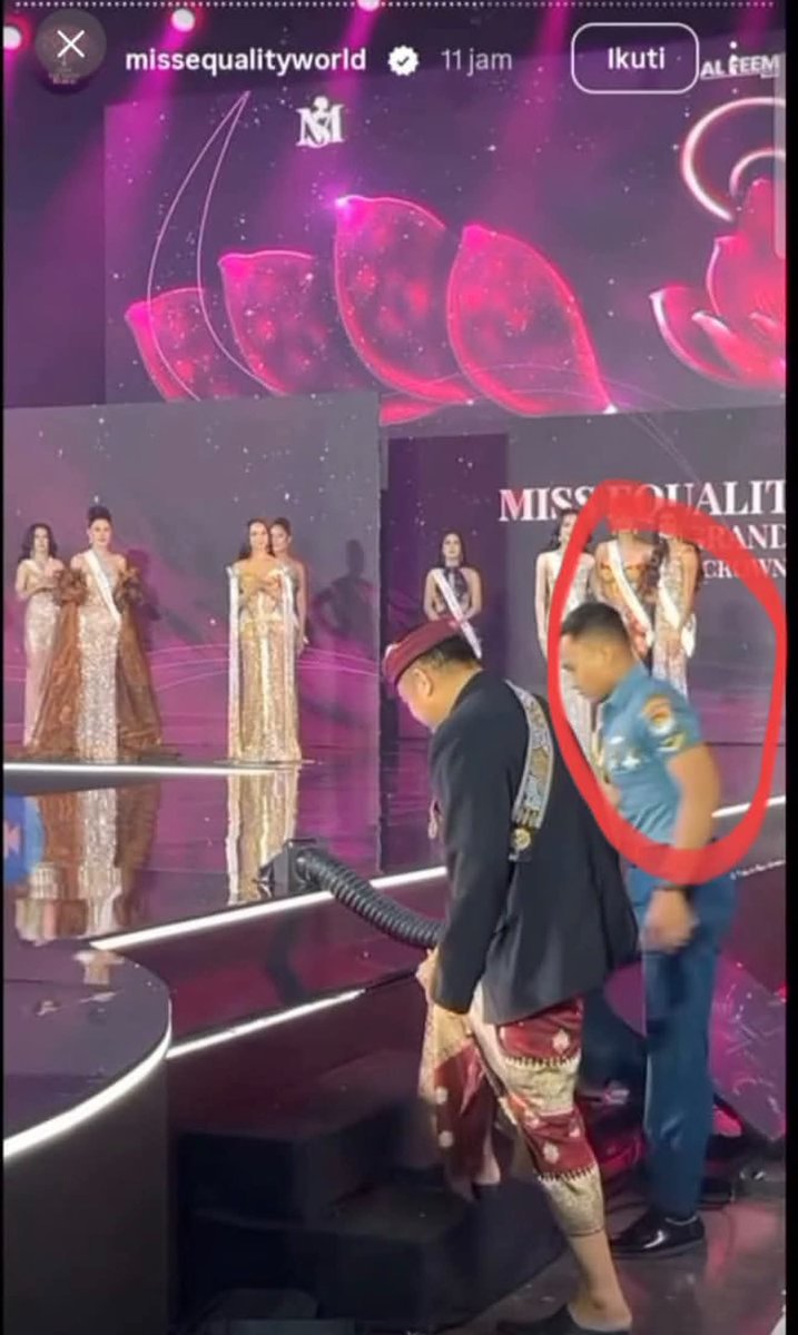 sosmedkeras's tweet photo. Ini gimana ceritanya? Anggota TNI dg seragam dinas resmi hadir di acara pemilihan Miss Transgender (Waria) Dunia di Bangkok 😳 Lhaaa bukanya presiden bilang LGBT adalah ancaman nonmiliter? ada aturannya lho itu dalam Perpres. Ini malah oknum TNI nya yg terang2an "dinas" ke markas besar waria. Jadi gimana nih? jadi apa engga nih negara memusuhi LBGT? ahh gak konsisten nih