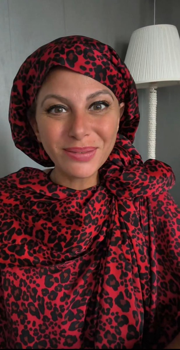 sarahfrikh's tweet photo. En soutien à ces françaises qui portent le voile, je me suis..... voilée 🌹 
Et j'ai fait mon choix toute seule 😝
Sinon il y a plein de pedo dans le périscolaire si jamais ça intéresse quelqu'un allez ❤️ https://t.co/qxtsTtvgqV