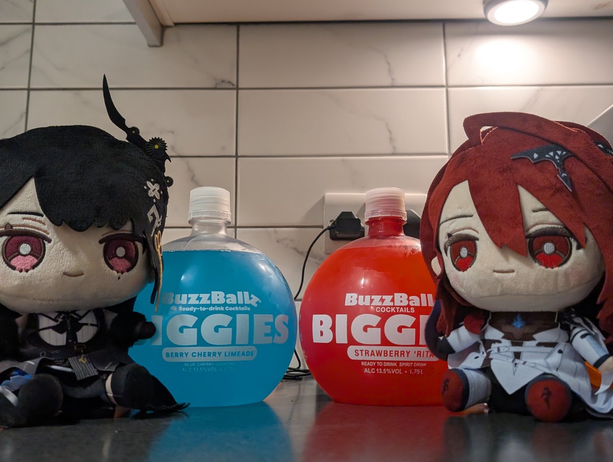 musclesap's tweet photo. Real men take their plushies with them on trips and take cute pictures with them no matter what others think https://t.co/XJbA9ZMe8Y