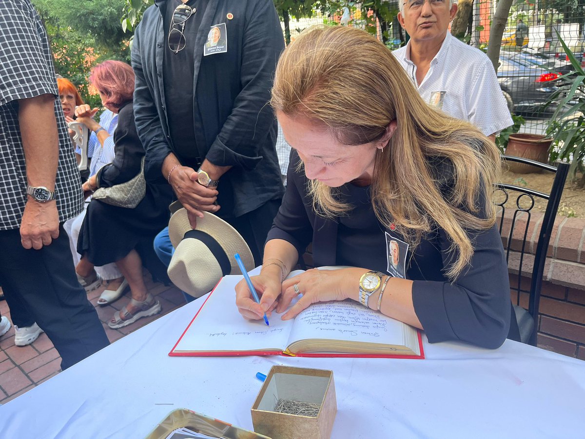 ArzuCerkezoglu's tweet photo. Son anına kadar aklıyla, yüreğiyle yanıbaşımızda olan, işçi sınıfının ve DİSK’in yanında duran, onurlu gazeteciliğin, emek haberciliğinin, işçi sınıfının simge ismini, Şükran Ablamızı Cumhuriyet gazetesi önünden uğurladık. 

Söz veriyoruz sana Şükran Abla; bize bıraktığın bütün değerler, Türkiye işçi sınıfı için verdiğin bütün mücadeleler, gelecek kuşaklara işçi sınıfı ve DİSK tarafından taşınmaya devam edecek.