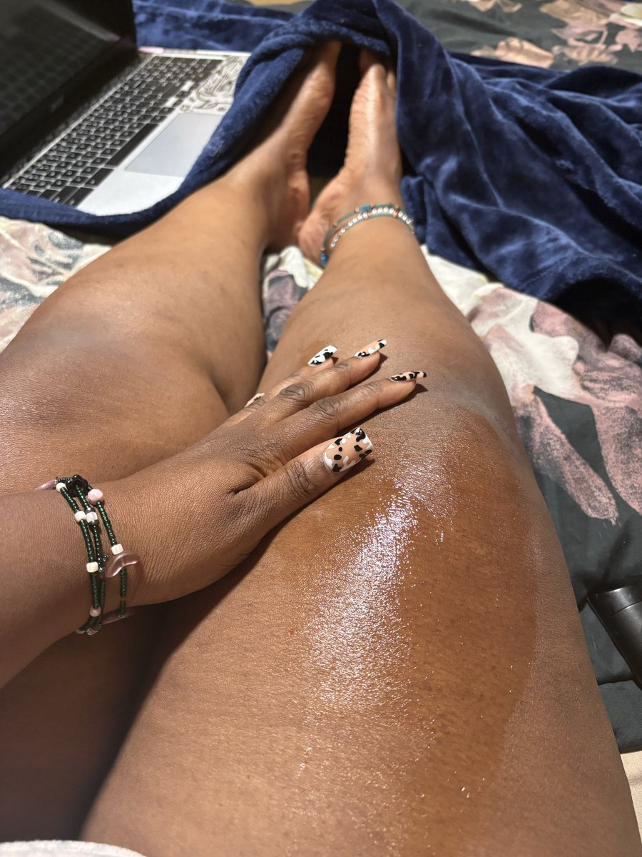 Thepinkanklet's tweet photo. ❤️💜❤️💜 I love me time. But I think a pet pig would be cute company. https://t.co/CQIQa7T2mj