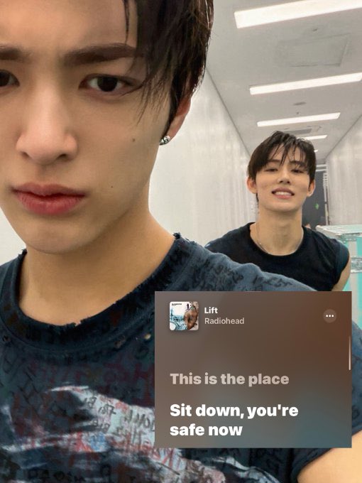 coertis_'s tweet photo. ternyata benar…. keonho mau jagain seonghyeon tuh adalah benar😭😭 keonho kemarin post lagu lift tuh targetnya emg buat seonghyeon ya?😭😭😭

• waktu keonho update di wv, dia ada post foto bareng seonghyeon terus ada ss lagu lift radiohead, lirik awalnya udah “this the place, sit down you’re safe now” 
• live tadi juga keonho bilang ke seonghyeon “yaudah sini aku jagain kamu”

gua harus gimana yaa, lucu bgt mau nangis😭😭😭