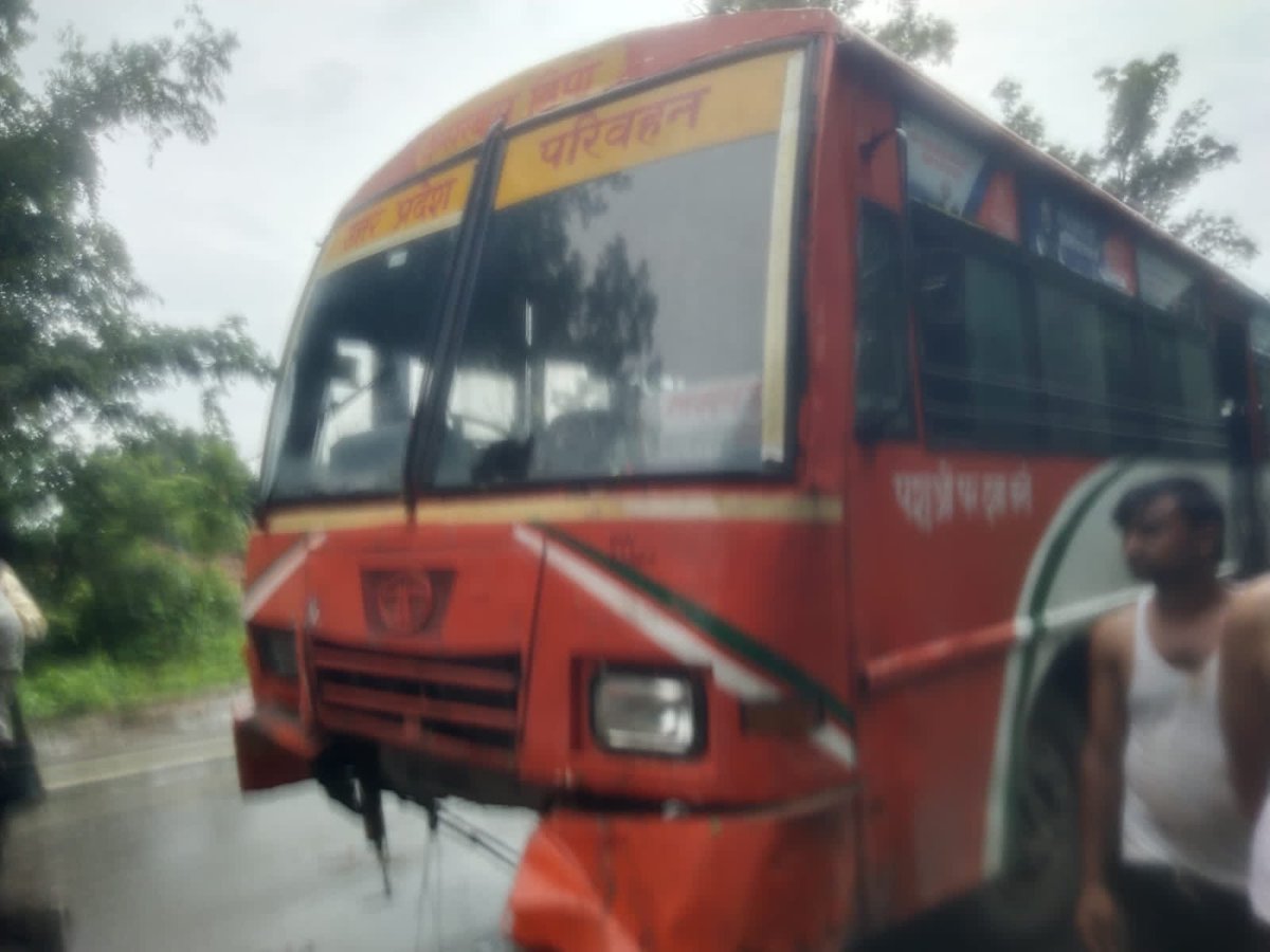 news21national's tweet photo. बहराइच में NH पर पेड़ गिरने से वन-वे ट्रैफिक, रोडवेज बस और पिकअप में भिड़ंत

#Bahraich #BahraichNews #Kaiserganj #NHRoad #RoadAccident #BusAccident #PickupAccident #RoadwaysBus #TrafficJam #OneWayTraffic #TreeFall #HighwayAccident #UPNews #UttarPradesh #PoliceAction #RoadSafety #AccidentNews #TrafficUpdate #BreakingNews #LatestNews #HindiNews #News21 #News21National @bahraichpolice @kasganjpolice @Uppolice
