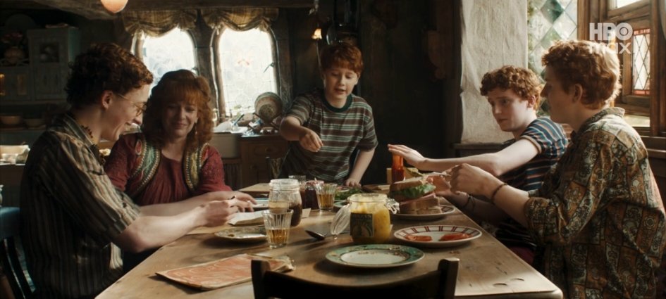 universohp's tweet photo. FAMÍLIA WEASLEY! 

Molly, Ron, Percy, Fred e George na 1ª temporada da série Harry Potter https://t.co/45y58X6IYS