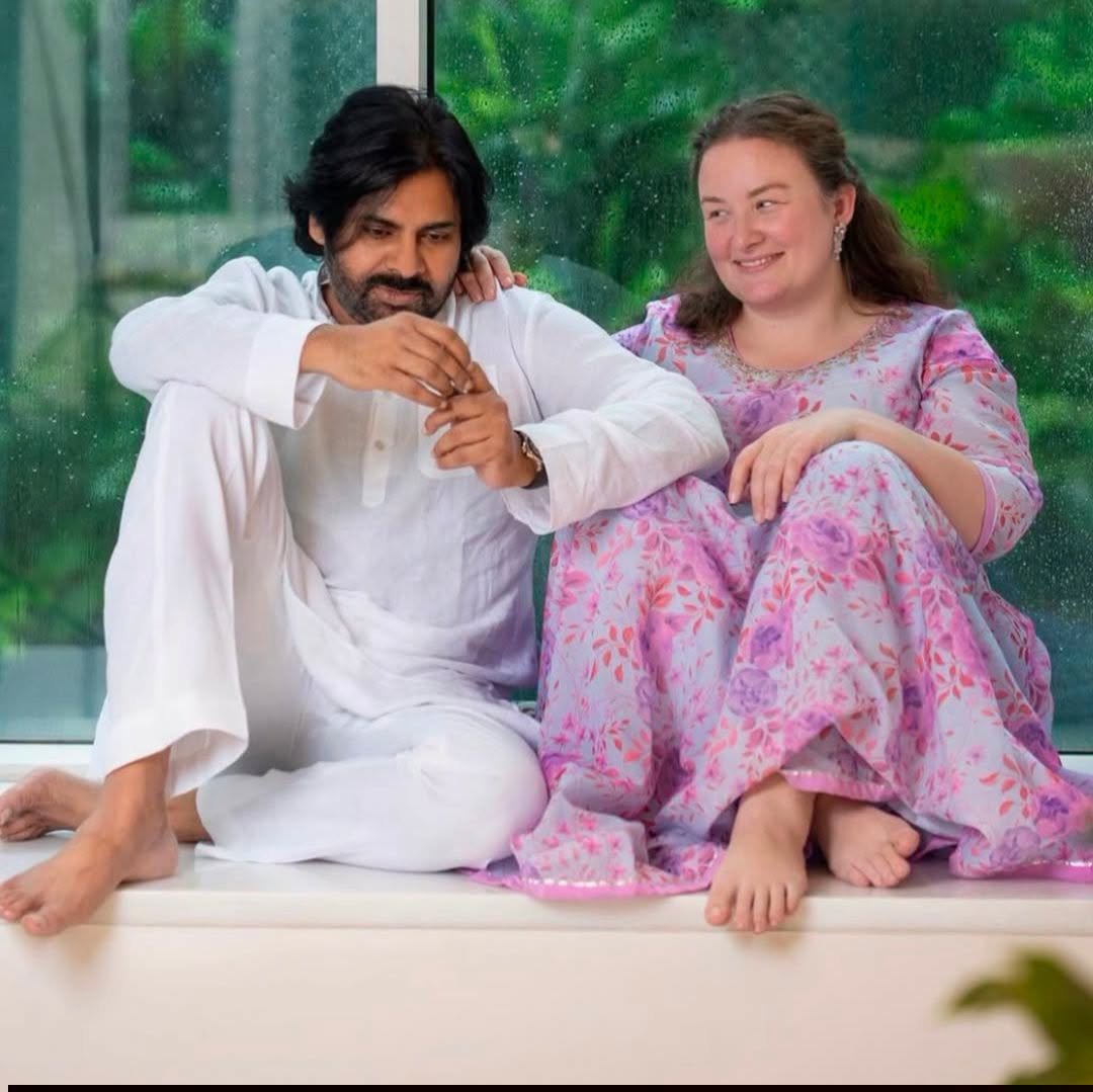 thulasichandu1's tweet photo. నేను కూడా బర్త్ డే  విషెస్ చెబుతున్నాను పవన్ కళ్యాణ్ గారికి. అయితే ఆయన భక్తులకు ఒక విజ్ఞప్తి. మీరు ఆయన్ను చూసి నేర్చుకోవాల్సింది ఒకటుంది. 
ఈ ఫోటో చూడండి.. మీకే అర్థమవుతుంది!! ఆయనకు మతం లేదు 
మతాంతర వివాహం..  
దేశం లేదు 
దేశాంతర వివాహం..
ఖండం లేదు 
ఖండాంతర వివాహం..
ఆయన కుటుంబంలో భిన్న మతాలు, కులాలు, దేశాల వాళ్లు చక్కగా కలిసి బతుకుతున్నారు. 
అందుకే మీరు సోషల్ మీడియాలో మతతత్వాన్ని రెచ్చగొట్టొద్దు. దేశాన్ని ప్రమాదంలోకి నెట్టొద్దు. ప్రజల మధ్య విద్వేషాలు రెచ్చగొట్టొద్దు. మీ దేవుడు పవన్ కళ్యాణ్ గారు తన రాజకీయ అవసరాల కోసం పైకి ఏం చెప్పినా ఆ మాటలు వినడం కంటే ఆయన నిజ జీవితంలో ఏం  ఆచరిస్తున్నారో దాన్ని గమనించడం నేర్చుకోండి.  కులం పేరుతో, మతం పేరుతో రెచ్చిపోకండి. 
ఈ దేశం అనేక భాషల నిలయం..
ఈ దేశం అనేక సంస్కృతుల సంగమం..
ఈ దేశం స్వభావం లోనే భిన్నత్వంలో ఏకత్వం!! 
సుసంపన్నమైన, బహువిధమైన, ఈ దేశ వారసత్వ సంపదే ఈ దేశ ప్రజలకు గర్వకారణం. 
కాబట్టి జన సైనికులు పవన్ కళ్యాణ్ గారి ప్రసంగాల నుంచి కాకుండా ఆయన వ్యక్తిగత జీవిత ఆచరణను నేరుగా చూసి Inspire అయ్యి ఫాలో అవ్వాలని సూచిస్తూ పవన్ కల్యాణ్ గారికి జన్మదిన శుభాకాంక్షలు.. 
Happy Happy Birthday🎈