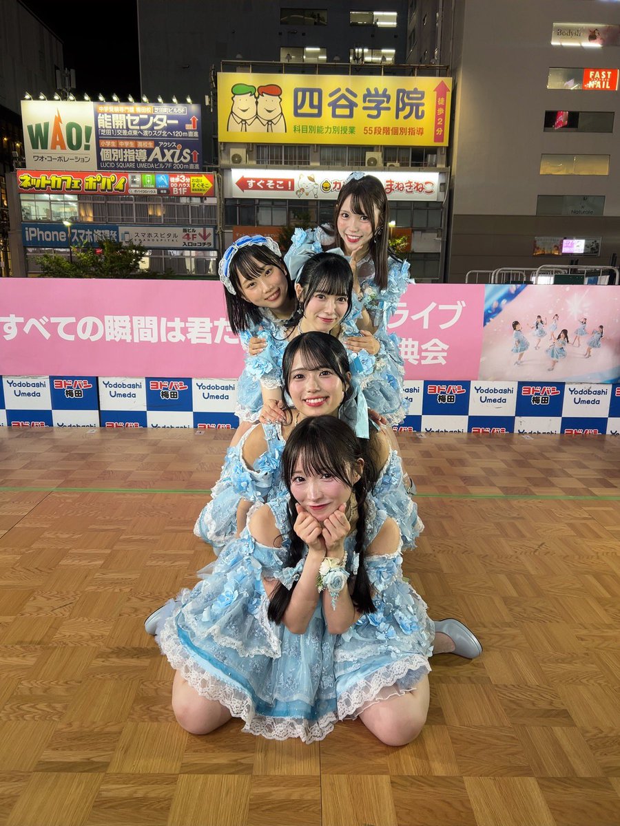 subekimi_info's tweet photo. 本日はフリーライブにお越しくださり、
ありがとうございました！！🫧✨

みんなでこのポーズ📷♡
一体なんのポーズでしょうか…？👀💭

#すべきみ
#すべての瞬間は君だった https://t.co/9yJPvQ7wLK