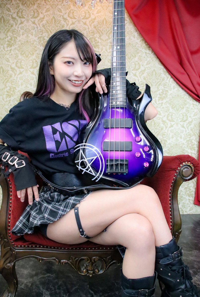 YOSHI_TUNE_isk's tweet photo. 今週末にMellowsのサポートBaとしてライブするアイドル💜&ベーシスト🎸
ベーシストとしての姿はとてもメロいので、バンド好きも……いや、バンド好きこそ惚れるレベル🥹
行ける人は見た方が良いぞ🤘
#月野もあ
#ベーシスト
#ベース
#ESP
#Mellows
@tsukinomoa_37 https://t.co/guMHBv5kOK