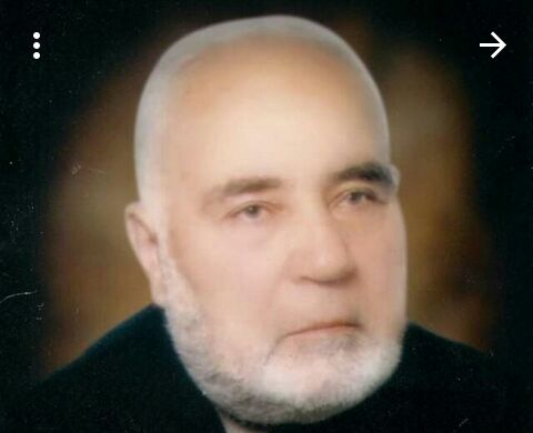 khtibabdul's tweet photo. كان يا مكان في قديم الزمان...

في سوريا كان هناك رجلٌ عصامي، يعمل في سلك القضاء، يصدع بالحق، من الذين (لاَ يَخَافُونَ لَوْمَةَ لآئِمٍ). رجل تقي ورع يده نظيفة لا يقبل الرشوة، صاحب مبدأ، قضى عمره حر نفسه. لم ينتسب لحزب أبدا، لكي لا يتعرض لأي ضغط من أحد.
حين وصل إلى مرتبة درجة استثنائية وهي أعلى مرتبة وظيفية يصلها أي سوري تم تعيينه رئيسا لمحكمة الاستئناف في السويداء عام 1959م.
بعد شهر من تسنمه منصبه عُرضت عليه قضية أن هناك ثلاثه دروز مجرمين قتلة محكومين بالإعدام منذ ست سنوات، وأن الحكم نهائي صادر عن محكمة النقض ومحكمه الاستئناف.
قال لهم: لماذا لا ينفذ فيهم حكم الاعدام؟
أجابوه: بأنهم مدعومين من بعض المتنفذين الدروز في السويداء
فأعطى أوامره بأن ينفذ حكم الإعدام فيهم. فهرع بعضهم وعرض عليه رشوة بمبلغ كبير، ولكنه رفض وقدم بلاغ للنائب العام لمن عرض عليه الرشوة بتهمة رشوة موظف....
هاجت السويداء وماجت، ولكنه لم يخف، أو يجبن. وتم التنفيذ. وبعد تنفيذ حكم الاعدام كان تصله يوميا رسائل تهديد بالقتل، وحاولوا أذيته ولكن الله نجاه. حتى أنه لم يعد يامن على نفسه وعلى أولاده. وطلب رخصة مسدس لكي يدافع عن نفسه. ولكن نصحه الجميع بالمغادرة، خوفاً على حياة أبنائه، فالدروز لا يأمن شرهم ولا جانبهم...فطلب نقله الى محافظه دمشق مسقط رأسه...
إنه والدي رحمه الله.