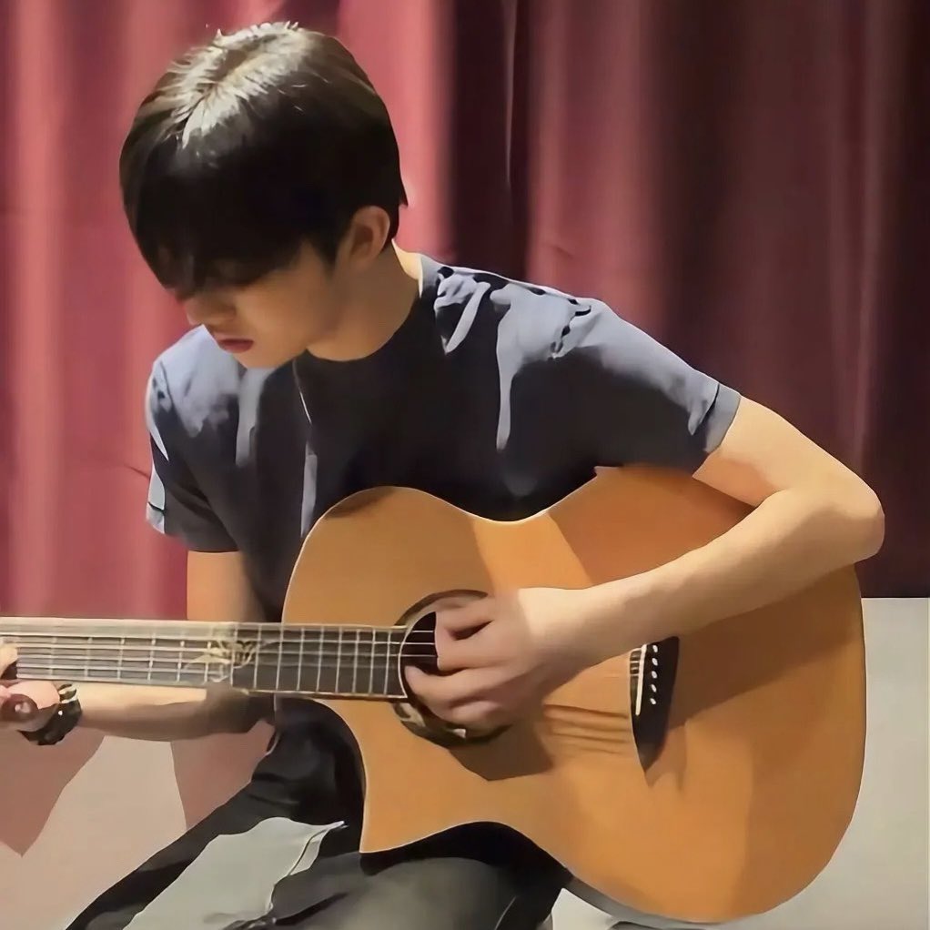 acaijoahae's tweet photo. dari dua konten yang disediain hari ini (vlog youtube & live), kita bisa liat kalau seonghyeon itu gak cuma pinter secara musik di bagian nyanyi & nari aja. maksudku dia tuh luas banget ilmunya soal musik… dan aku amazed banget🥹

vlog youtube kita dikasih liat kalau seonghyeon sekarang udah makin percaya diri dan makin pinter untuk keluarin ide ide soal lirik, dan banyak banget ide dia yang dipake, bahkan gak cuma 1 atau 2 aja.

live tadi kita juga dikasih liat kalau seonghyeon tuh pinter banget main gitar dan percaya diri juga buat nunjukkin ke coer kalau dia bisa & jago main alat musik.

buat orang yang gak tau mungkin mikirnya kita suka seonghyeon karena visualnya aja kali ya… padahal gak tau aja tiap denger seonghyeon nyanyi atau bermusik, kita selalu kagum, selalu amazed sama cara dia bermusik. pokoknya aku beneran sayang banget sama anak ini, bener bener talenta dia ada aja dan gak pernah abis abis. kamu keren dedek, so proud of youu!!🥹🫳🏻