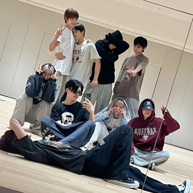 angelimjoking's tweet photo. happy 4th anniversary to my beautiful teamies :3 i'm so grateful to be able to follow them for all these years and can't wait to see what incredible things await them in the future !! my &amp;family :(

#andTEAM_4th_Anniversary https://t.co/Fo4SdKZkqO