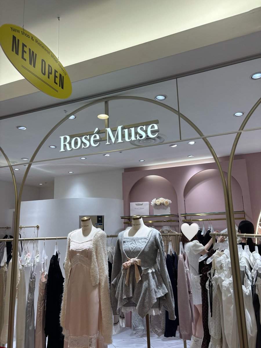 07kuu16's tweet photo. 遅らせながら、、ロゼミュ実店舗行ってきた😭😭😭😭😭
店員さんもみんなみりにゃに似ていて可愛かった🥹🎀🤍
#大谷映美里　#RoseMuse #イコラブ
#イコラブ好きな人と繋がりたい
#ホビ垢　#ホビ垢さんと繋がりたい https://t.co/chLifwumf1