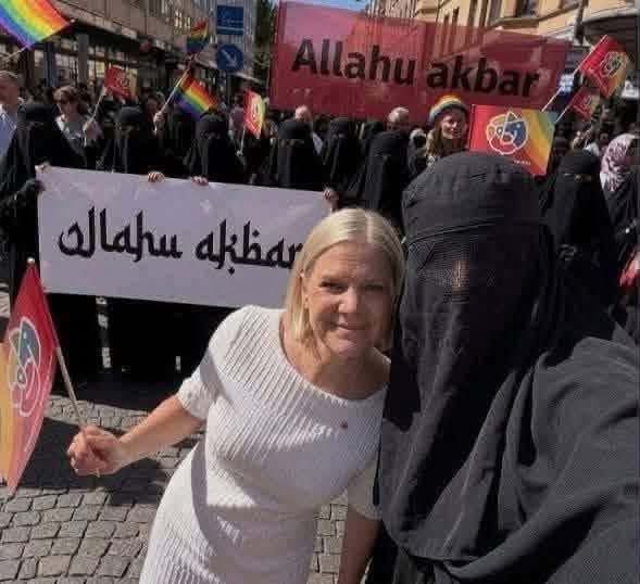 THESWEDISHTRUTH's tweet photo. 👇
Magdalena Andersson bland sina kärnväljare

De nya bättre svenskarna.. https://t.co/QeVdSgR5jy