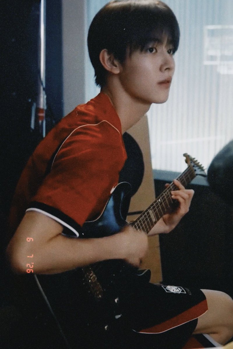 eomseaniee's tweet photo. 🦊🎸♡ #성현 https://t.co/VTs67nUpA4