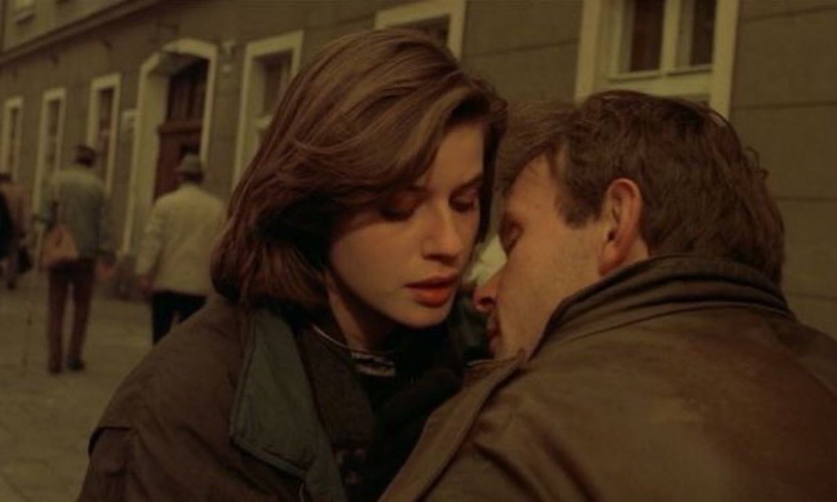 Jopolkadot's tweet photo. The Double Life of Véronique 

Krzysztof Kieślowski
1991 https://t.co/owMMOq42bi