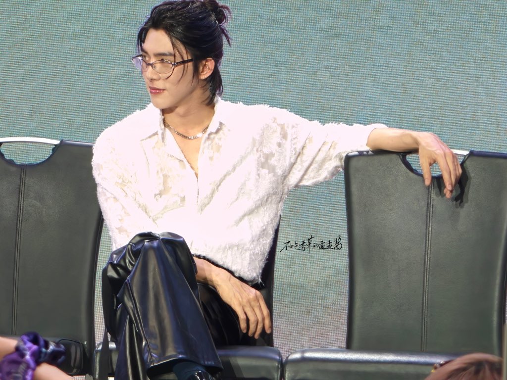 nine_mmj's tweet photo. You are really handsome and cute.😍😍😍
 I miss you so much😭😭😭When can I see you again?🥹🥹🥹😭
🚫re-edit 🚫repost
@bxxm_rvw 
#RVW 
 #BXXMRVW
#BoomRaveewit 
#auralis https://t.co/UHF3w9hoKq